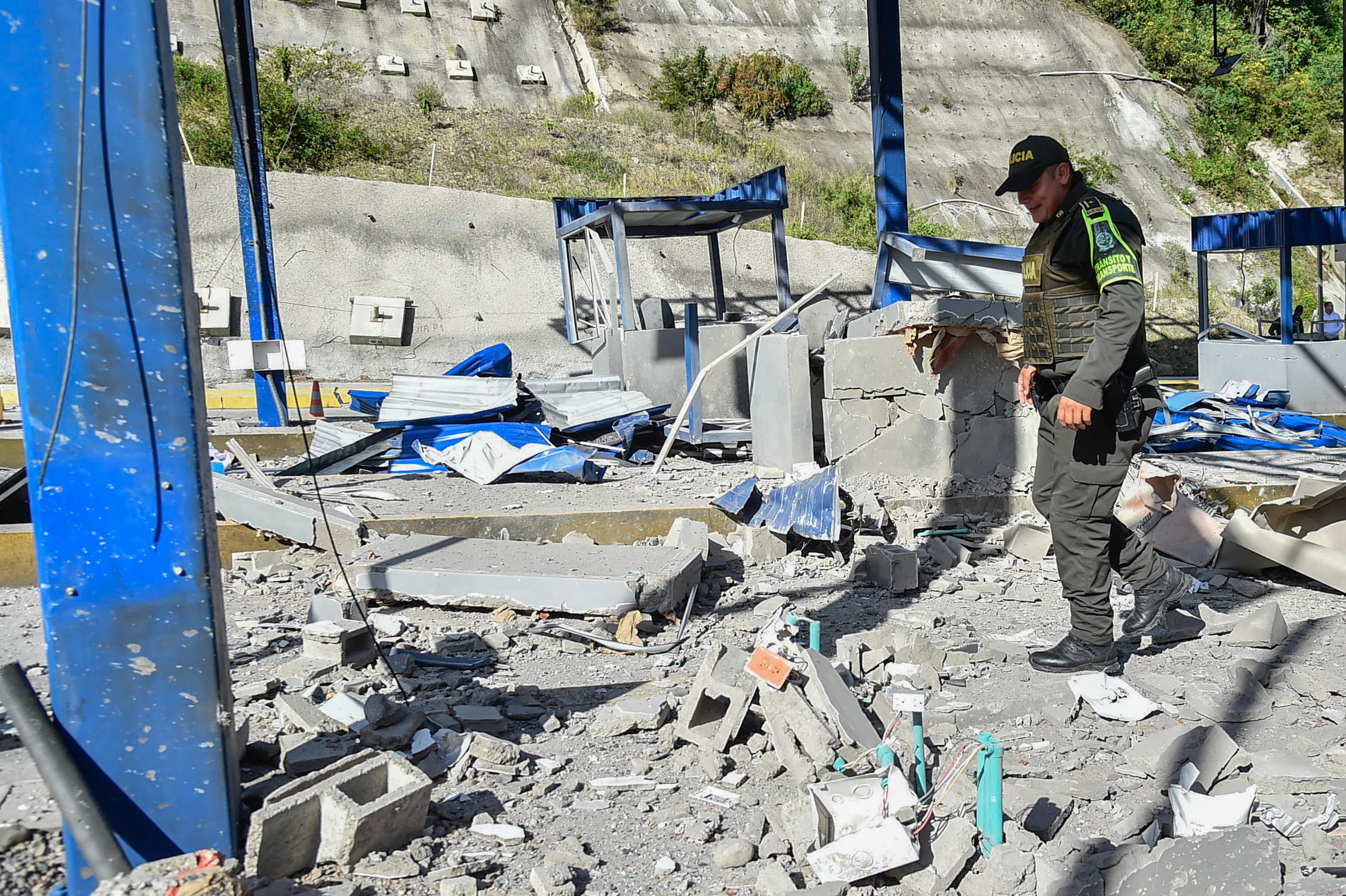 Policía inspecciona los daños tras la explosión de una motocicleta bomba en Jamundí, Colombia.