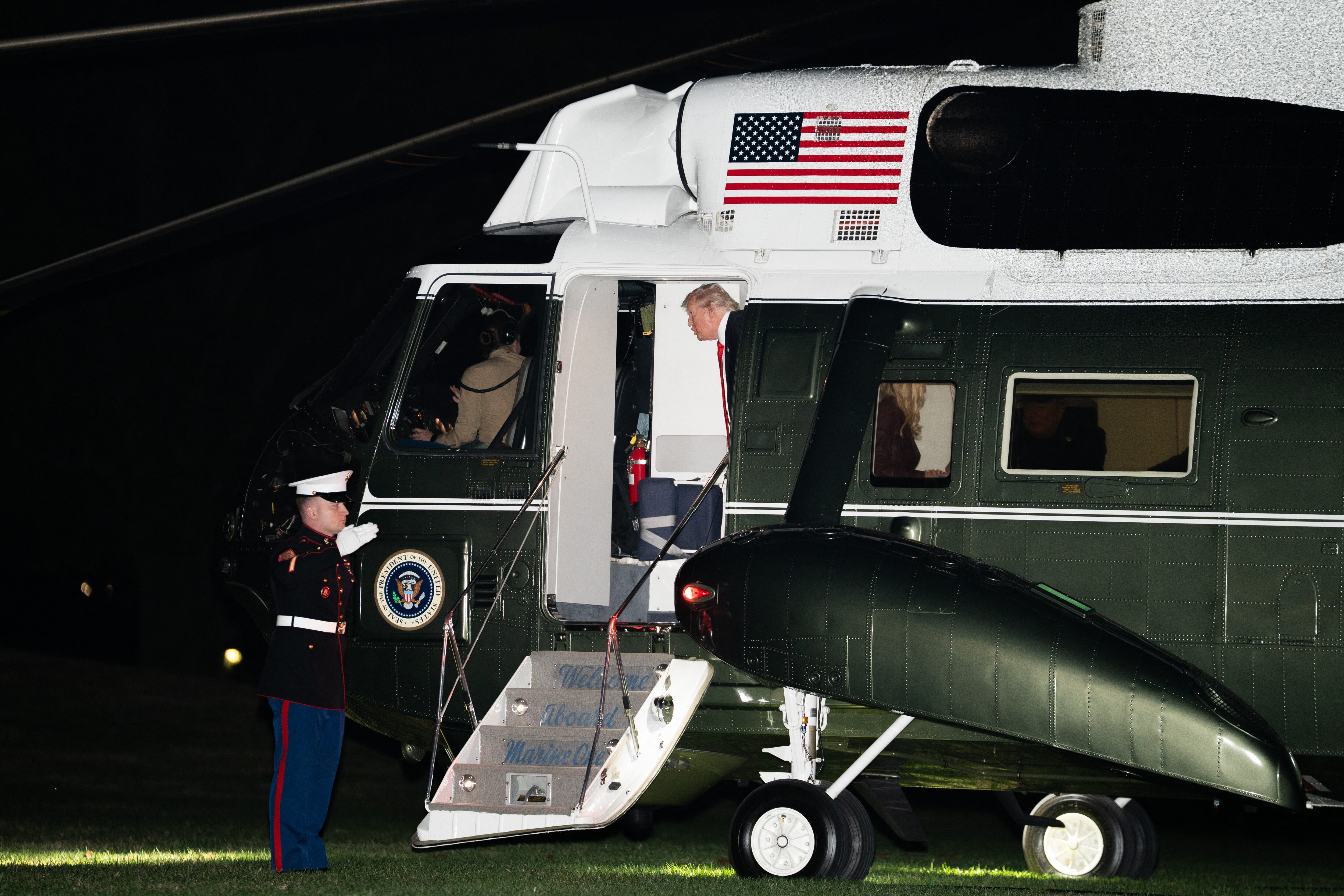 El presidente estadounidense Donald Trump al bajarse del helicóptero Marine One en el Jardín Sur a su llegada a la Casa Blanca en Washington, D.C., este 2 de noviembre. Fotografía: