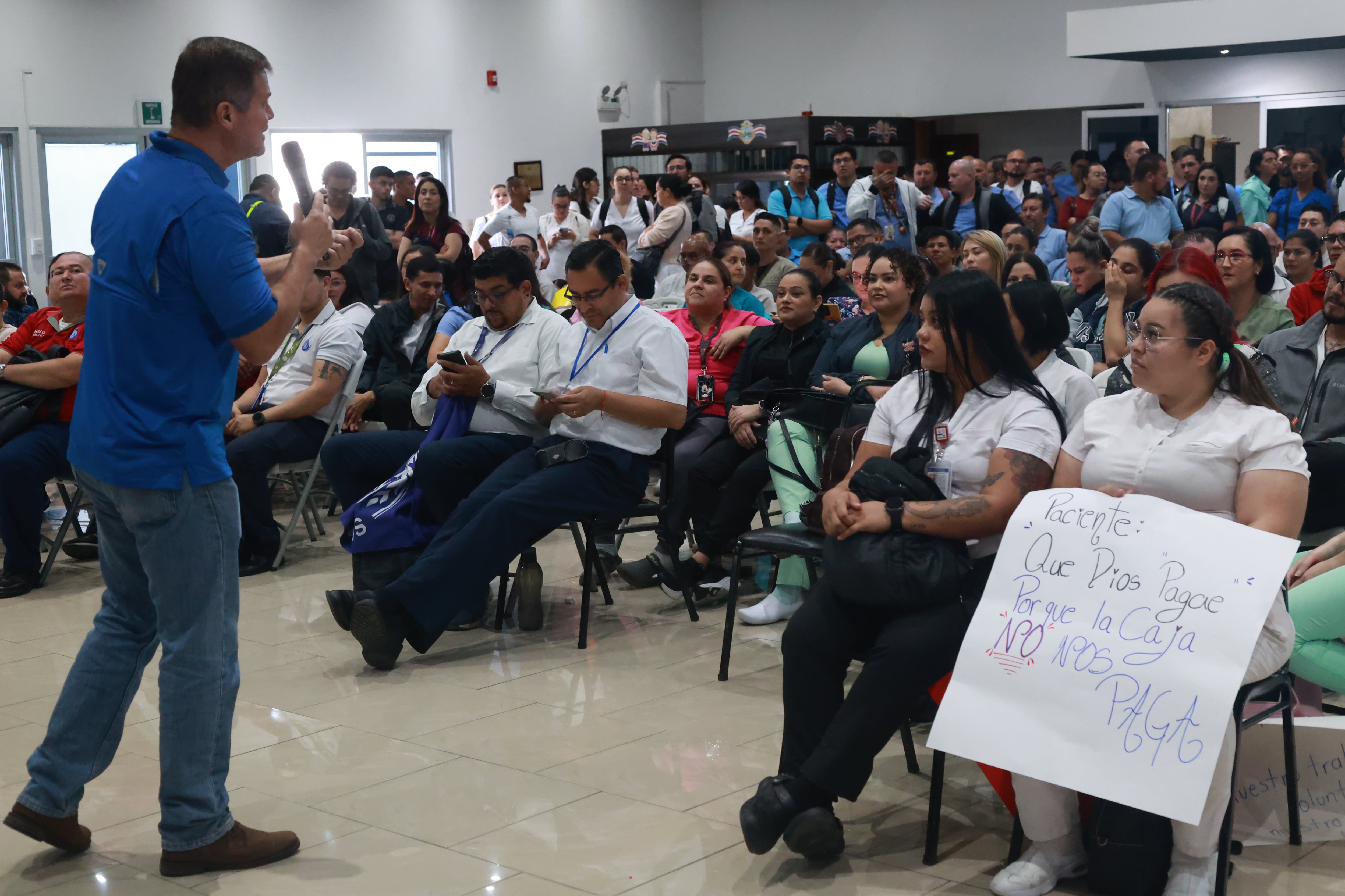 Funcionarios de la CCSS se reúnen en las oficinas de Sinaes Afines en San José para protestar por irregularidades en sus salarios.