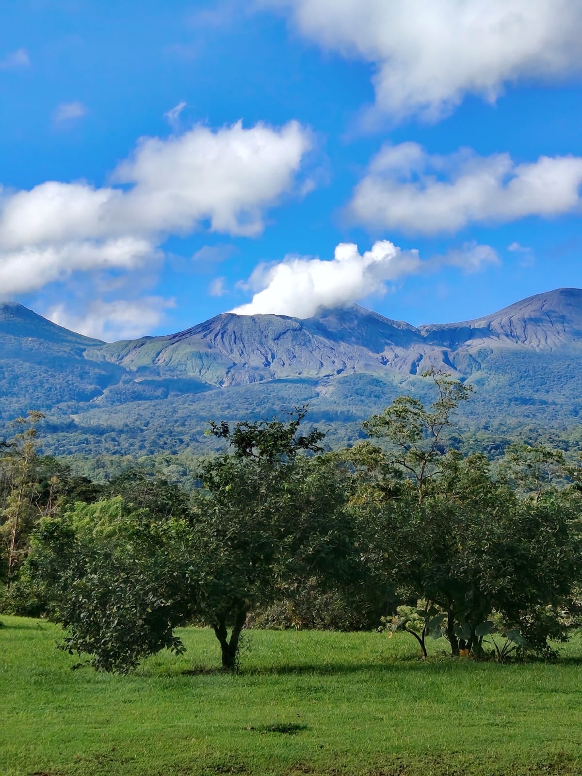 Vulcanólogo inspeccionó un cráter del volcán Rincón de la Vieja tras recientes erupciones moderadas.
