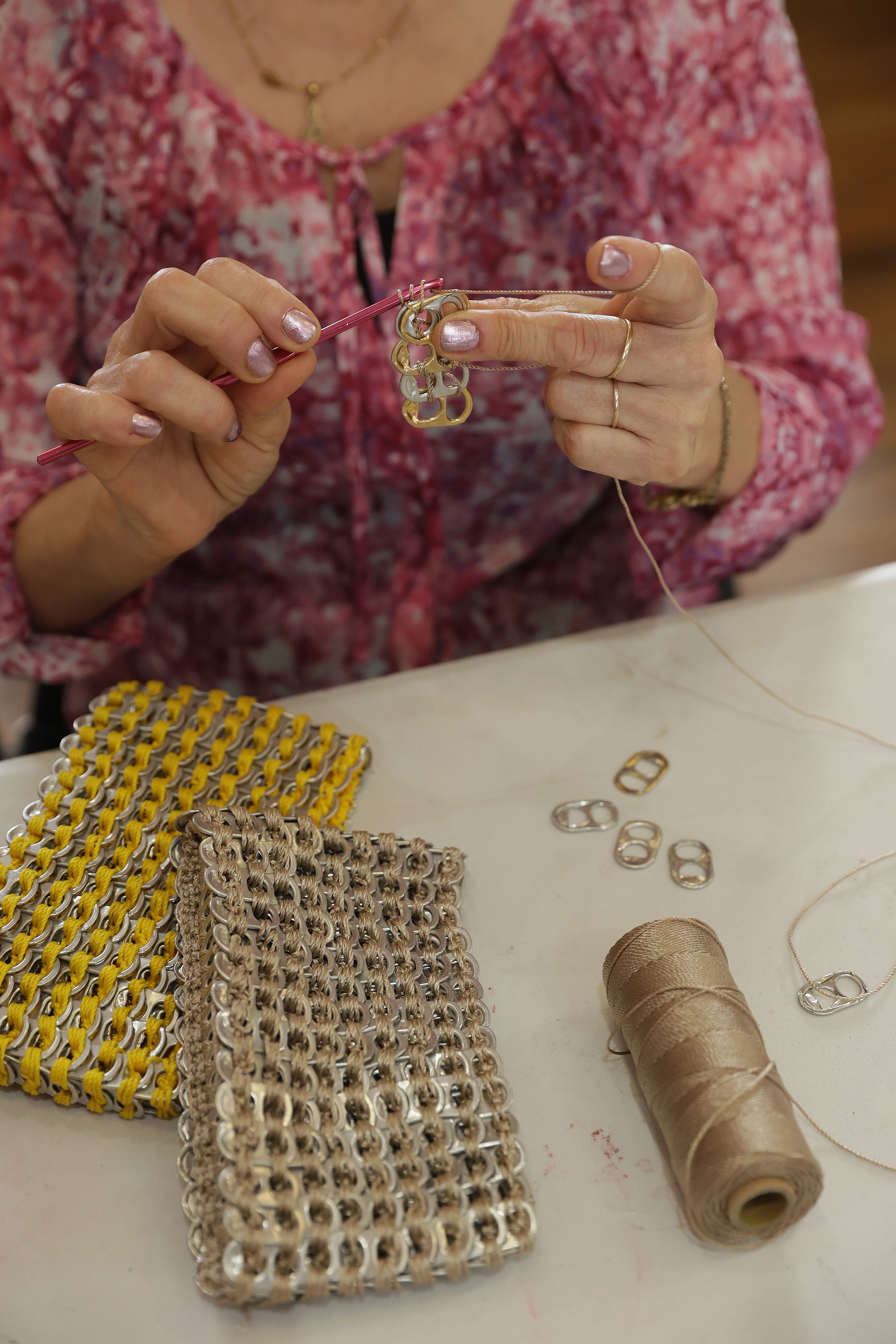 Lenis García enseña sus bolsos y da capacitación a alumnas quienes aprenden esta técnica