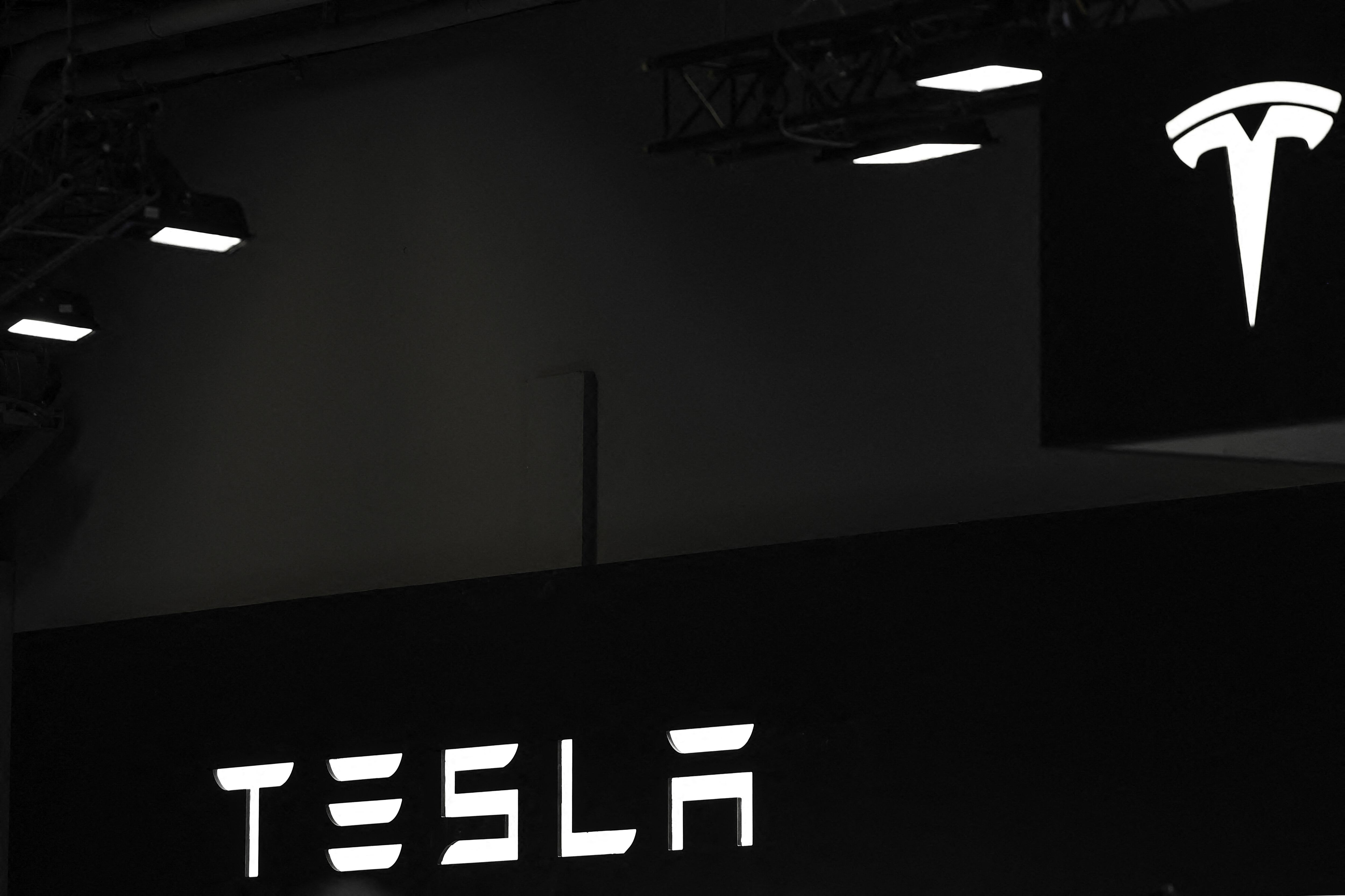 Logotipo de Tesla, la multinacional automotriz, en la 9.ª edición de la feria de startups tecnológicas e innovación VivaTech, celebrada en la Expo Porte de Versailles de París, el 11 de junio de 2025. Fotografía: