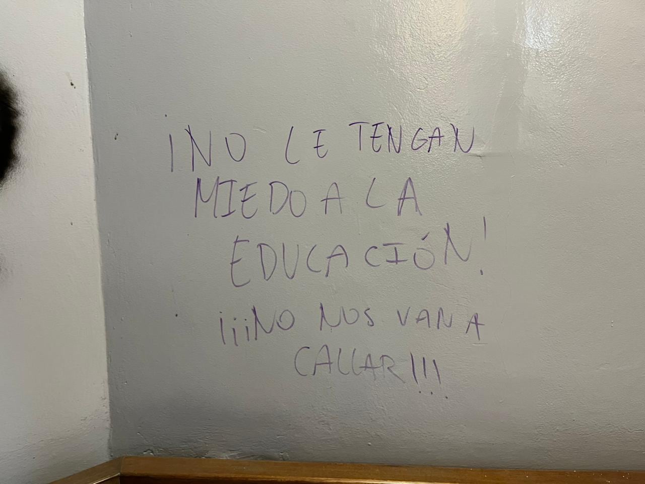 Estudiantes pintan consignas en el edificio de la Rectoría de la UCR.