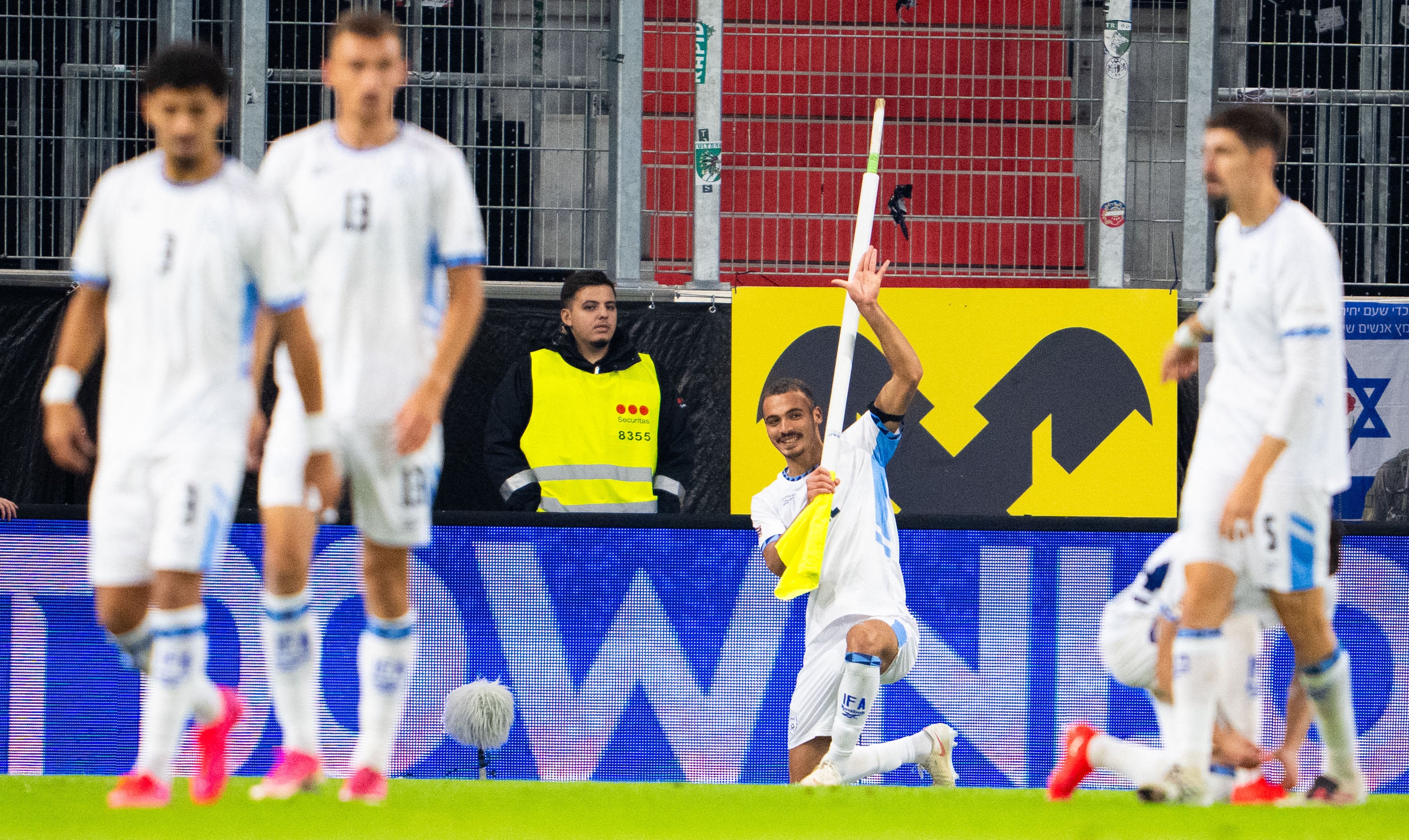 El jugador de Israel Saied Abu Farchi toma la banderilla para su polémica celebración, durante el partido del jueves pasado ante Austria por la Nations League.