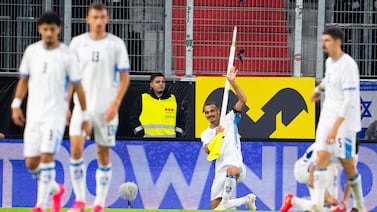 Futbolista israelí es expulsado después de simular lo que parece un disparo tras gol en Nations League (video)