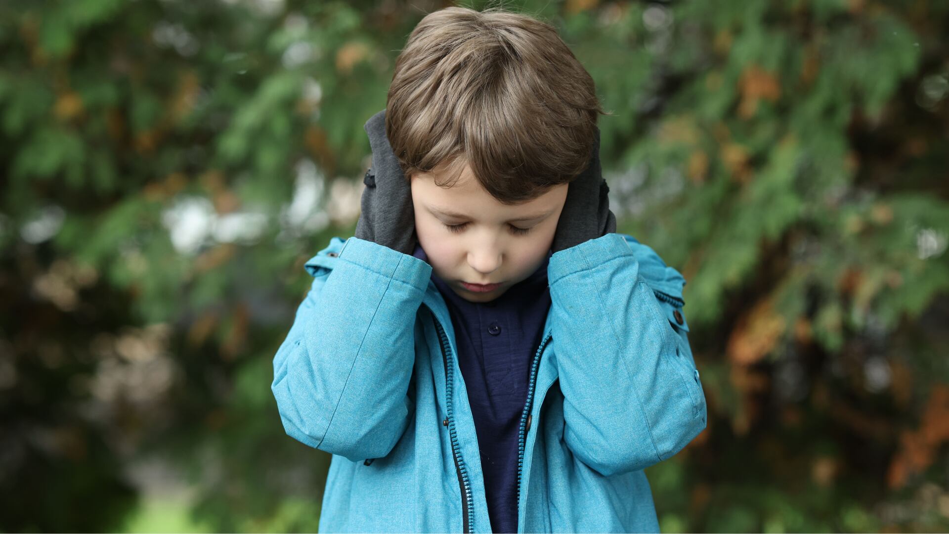 Una de las señales de alerta es hipersensibilidad a ruidos. Por ejemplo, cuando pasa un carro, fuegos artificiales, música en alto volumen, entre otros.