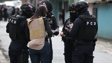 ‘CR Hoy’ denuncia que policías destruyeron el celular de uno de sus periodistas; esto responde Seguridad