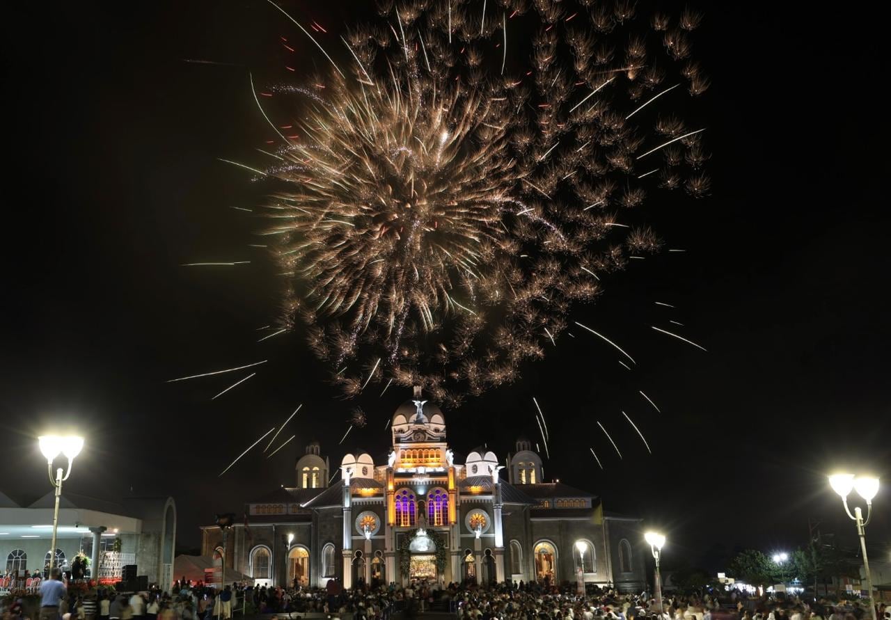 Los presentes llegaron con faroles y candelas para iluminar el paso de La Negrita durante más de una hora que duró el rezo.