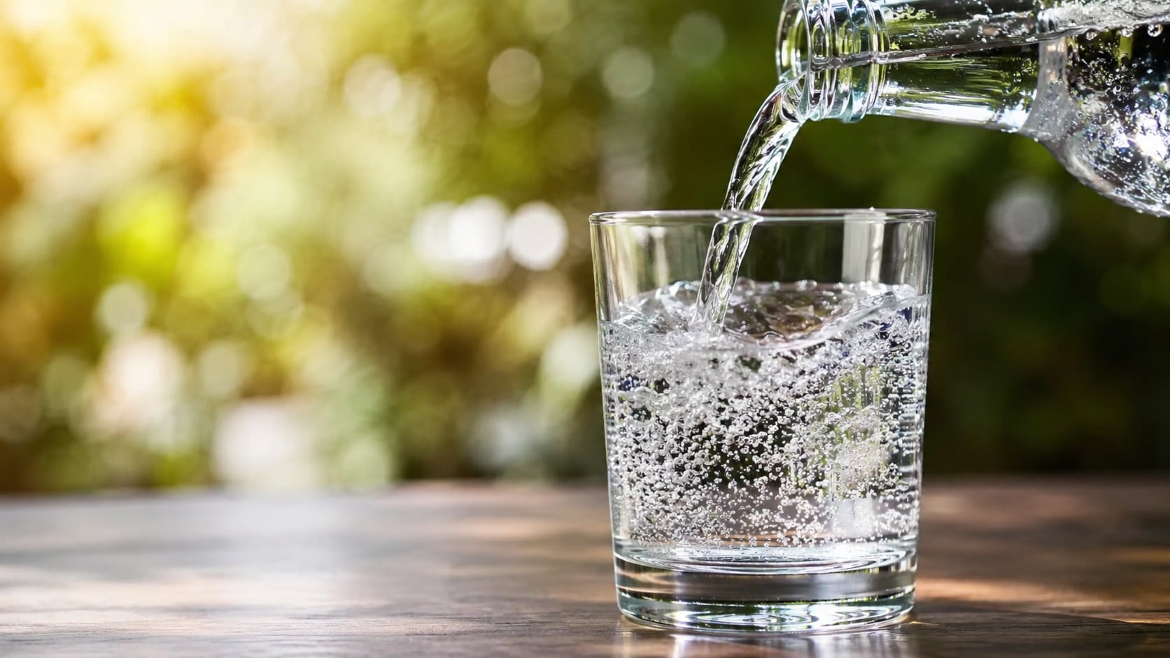 El agua con gas no contiene azúcar ni calorías, hidrata igual que el agua mineral y puede favorecer la digestión, aunque no se recomienda para todas las personas.