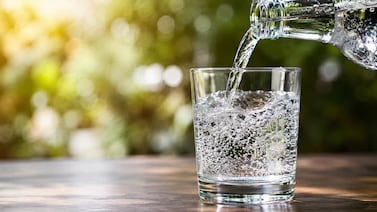 Agua con gas: ¿hidrata igual que el agua mineral? Expertos revelan qué efecto tienen las burbujas en el cuerpo