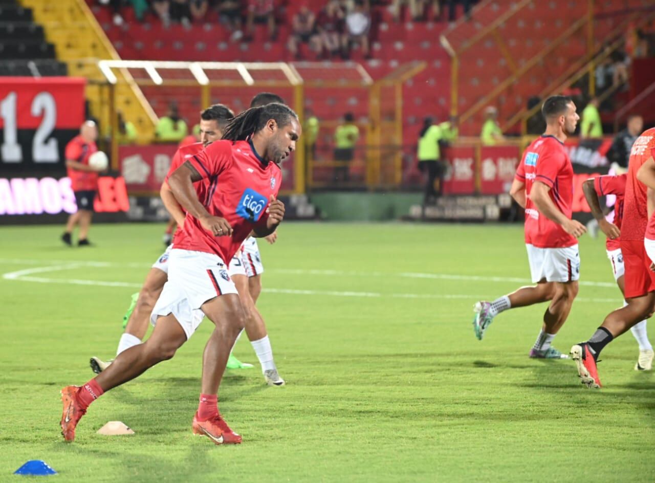 Jonathan McDonald comandará el ataque de San Carlos contra Liga Deportiva Alajuelense en el Estadio Alejandro Morera Soto.