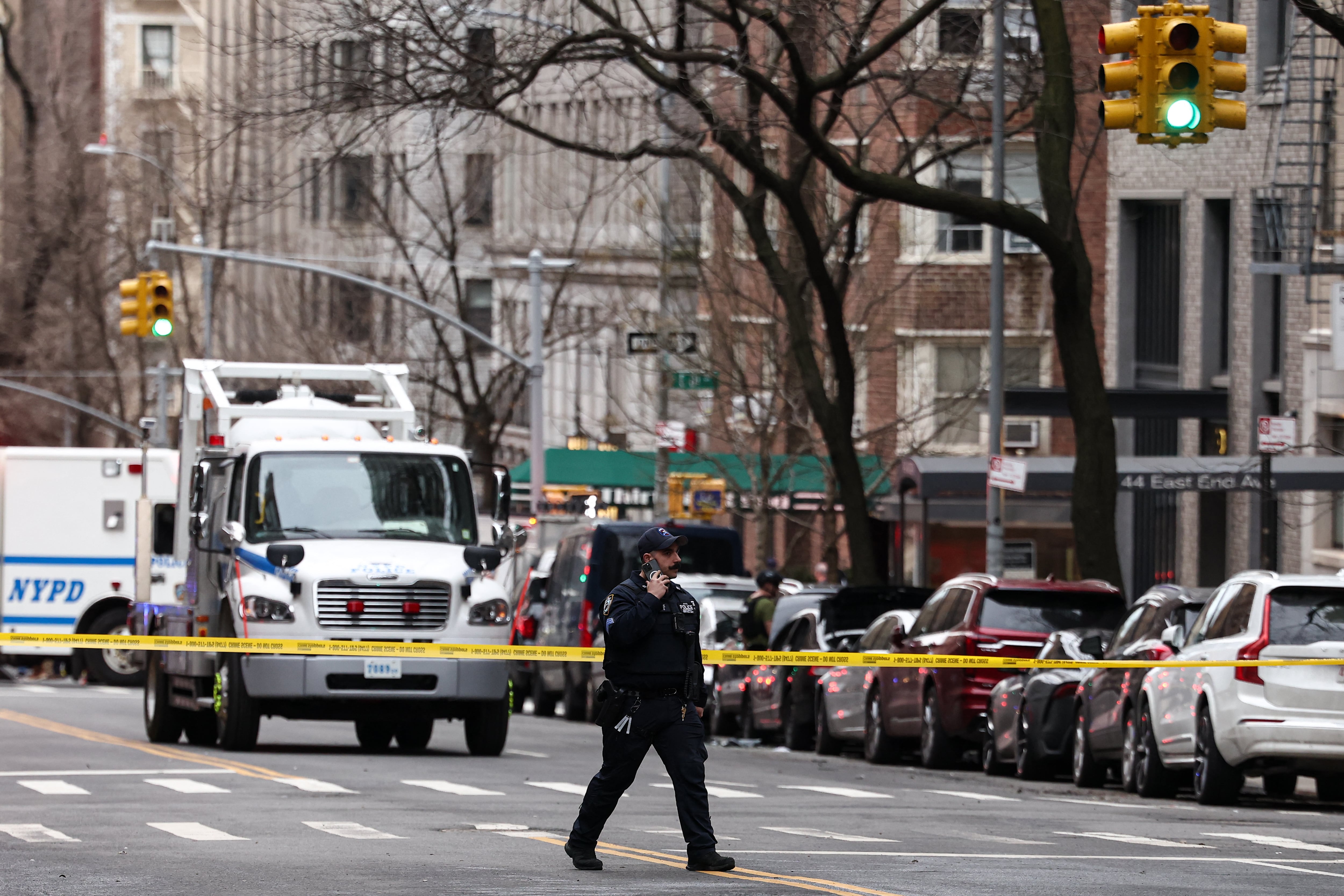 La policía que investigaba el lanzamiento de un artefacto explosivo improvisado cerca de una protesta antiislámica descubrió un nuevo "dispositivo sospechoso" en un automóvil cerca del lugar de los hechos, lo que provocó la evacuación de los edificios cercanos