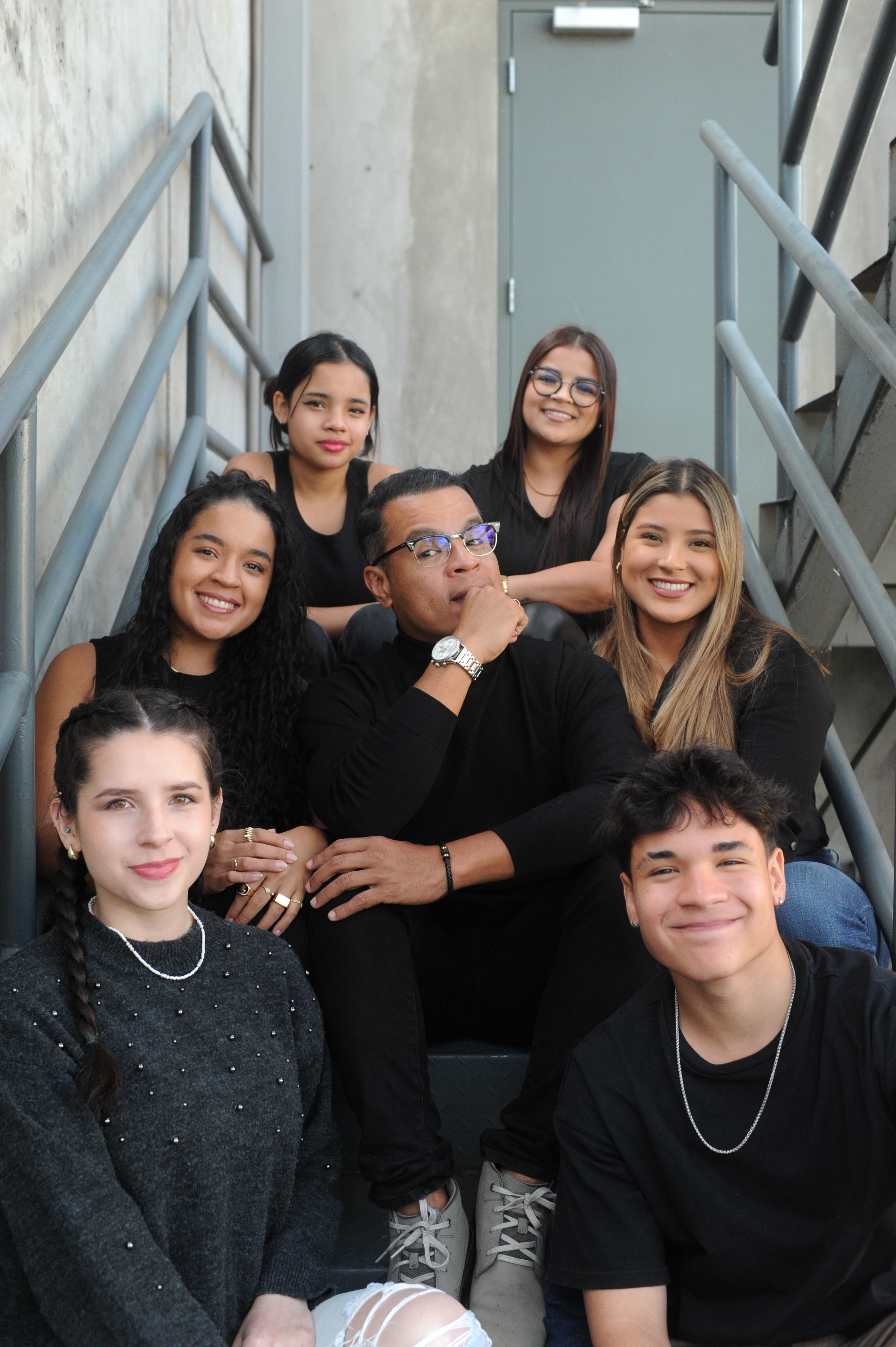 Jair Cruz rodeado de sus hijos.