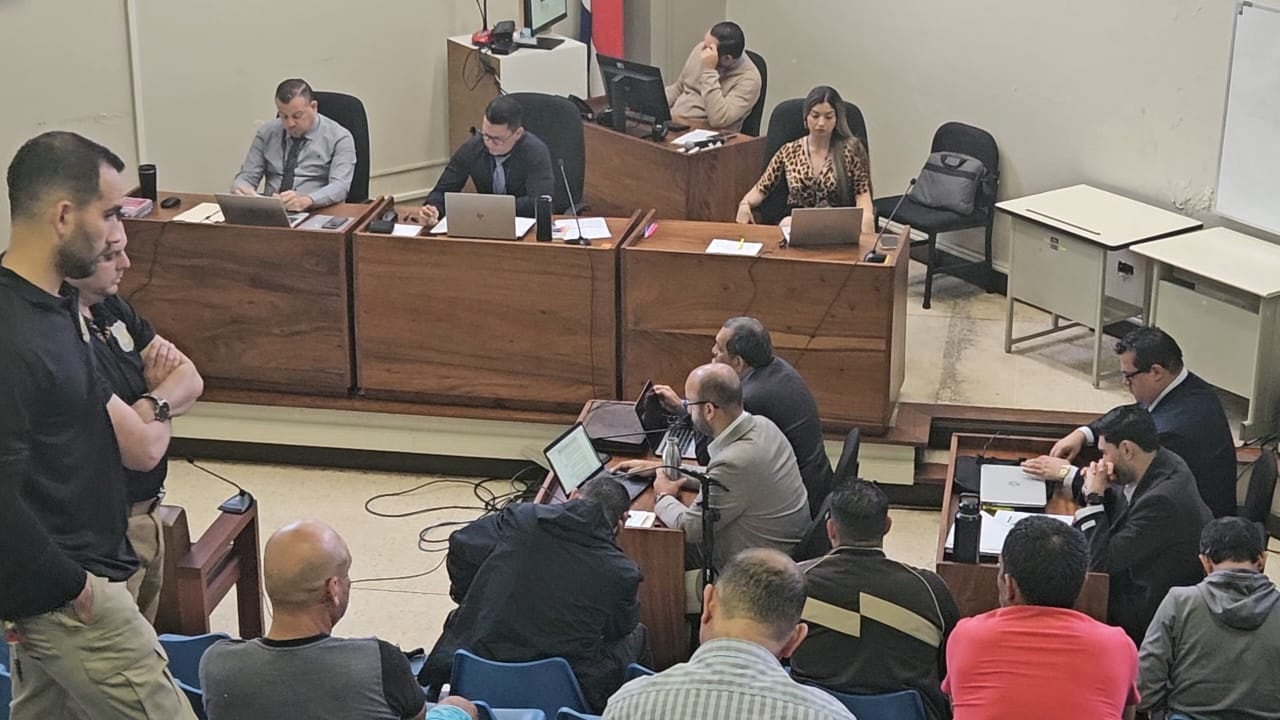 Los diez imputados, entre ellos cuatro tráficos, estuvieron con estricta custodia policial este martes en el inicio del juicio en San Carlos. Foto: Edgar Chinchilla.