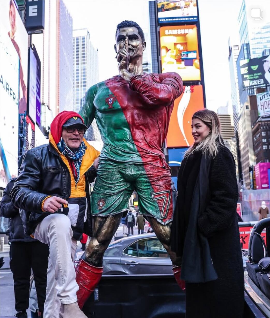 Sergio Furnari mostró con orgullo la escultura que hizo de Cristiano Ronaldo.