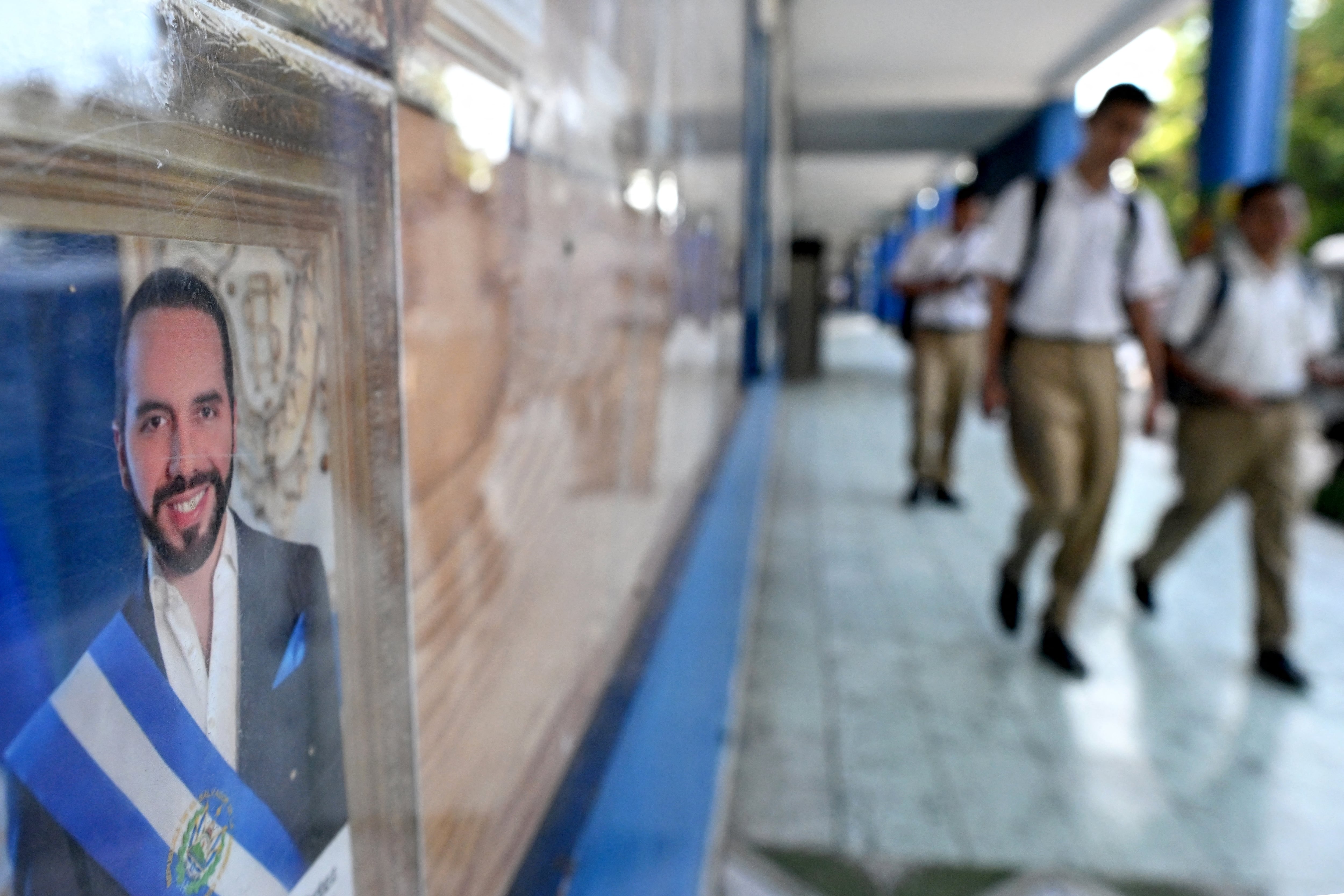 El retrato de Nayib Bukele está pegado en los centros educativos de El Salvador. (Photo by Marvin RECINOS / AFP)