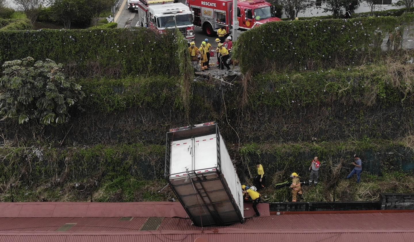 Conductor de camión muere en accidente en San Miguel de Santo Domingo de Heredia. Foto Bomberos.