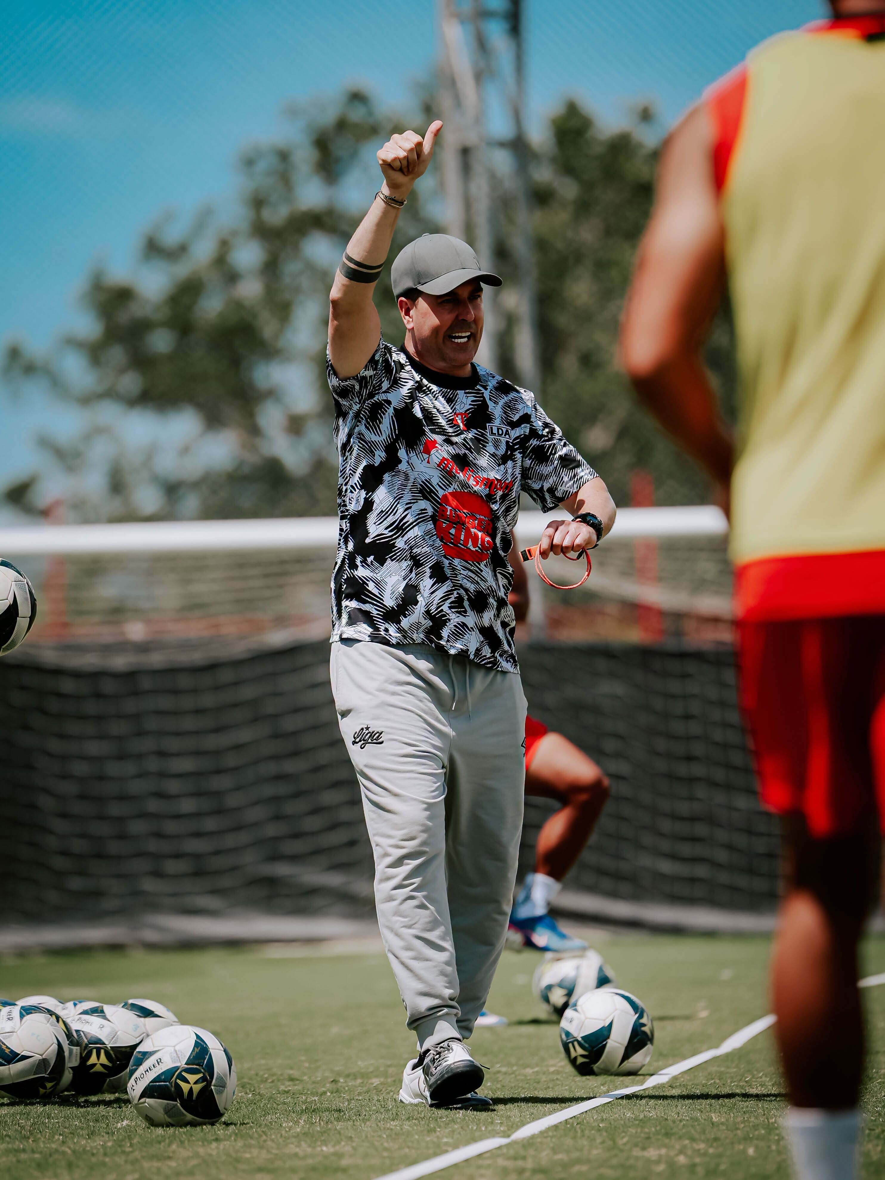 Ismael Rescalvo cuenta las horas para que arranque la competencia. El técnico de Liga Deportiva Alajuelense se declara muy entusiasmado con los retos que vienen.