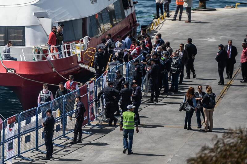 Un pequeño ferri con migrantes deportados llegaba el lunes al puerto de Dikili, luego de hacer el recorrido desde Grecia hasta Turquía. | AFP