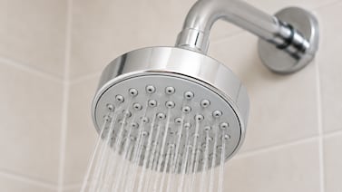 Cómo destapar los orificios de la ducha y recuperar la presión del agua con un método casero