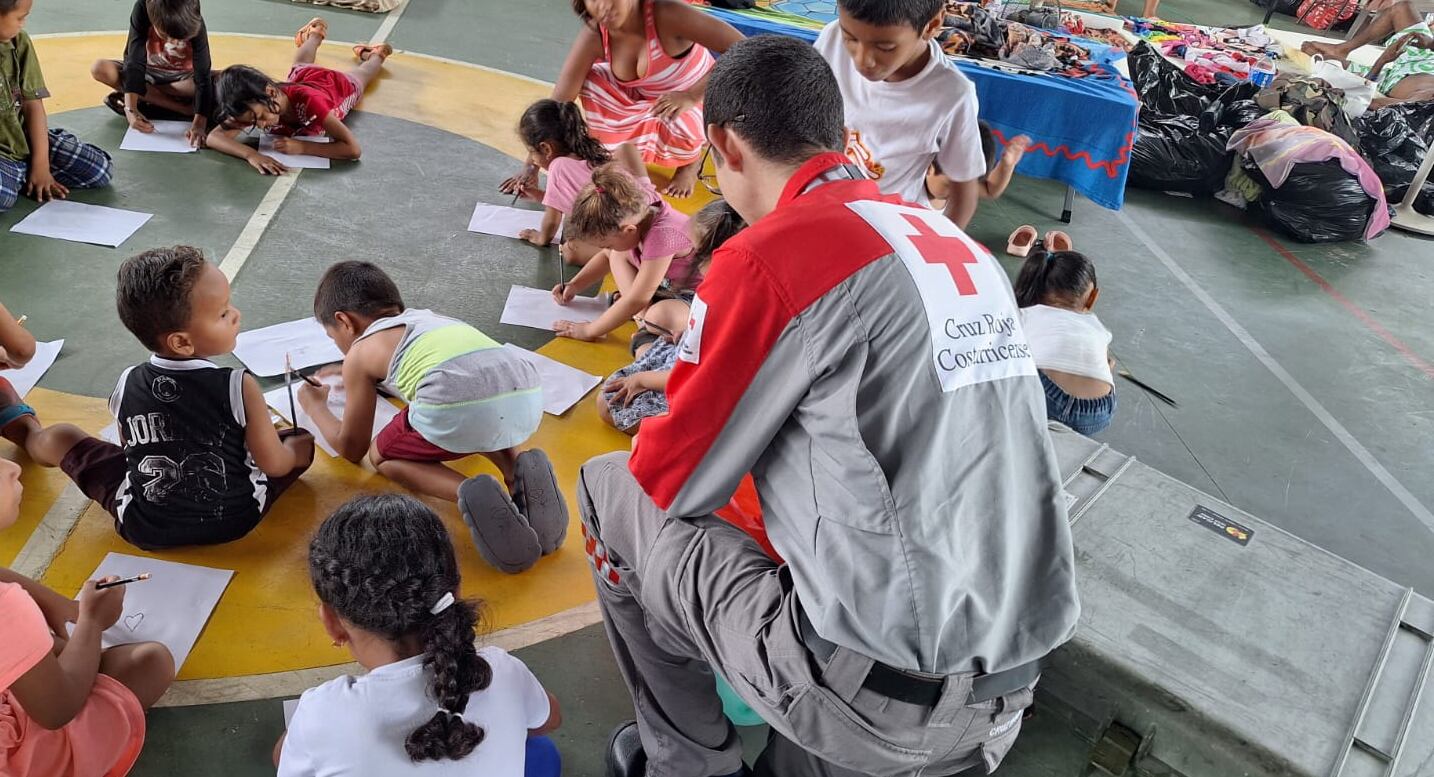 Muchos socorristas laboran en tareas de rescate y otros atienden a las personas en albergues, para hacerles olvidar un poco la situación en sus casas. Foto: Cortesía Marcela Cantero.