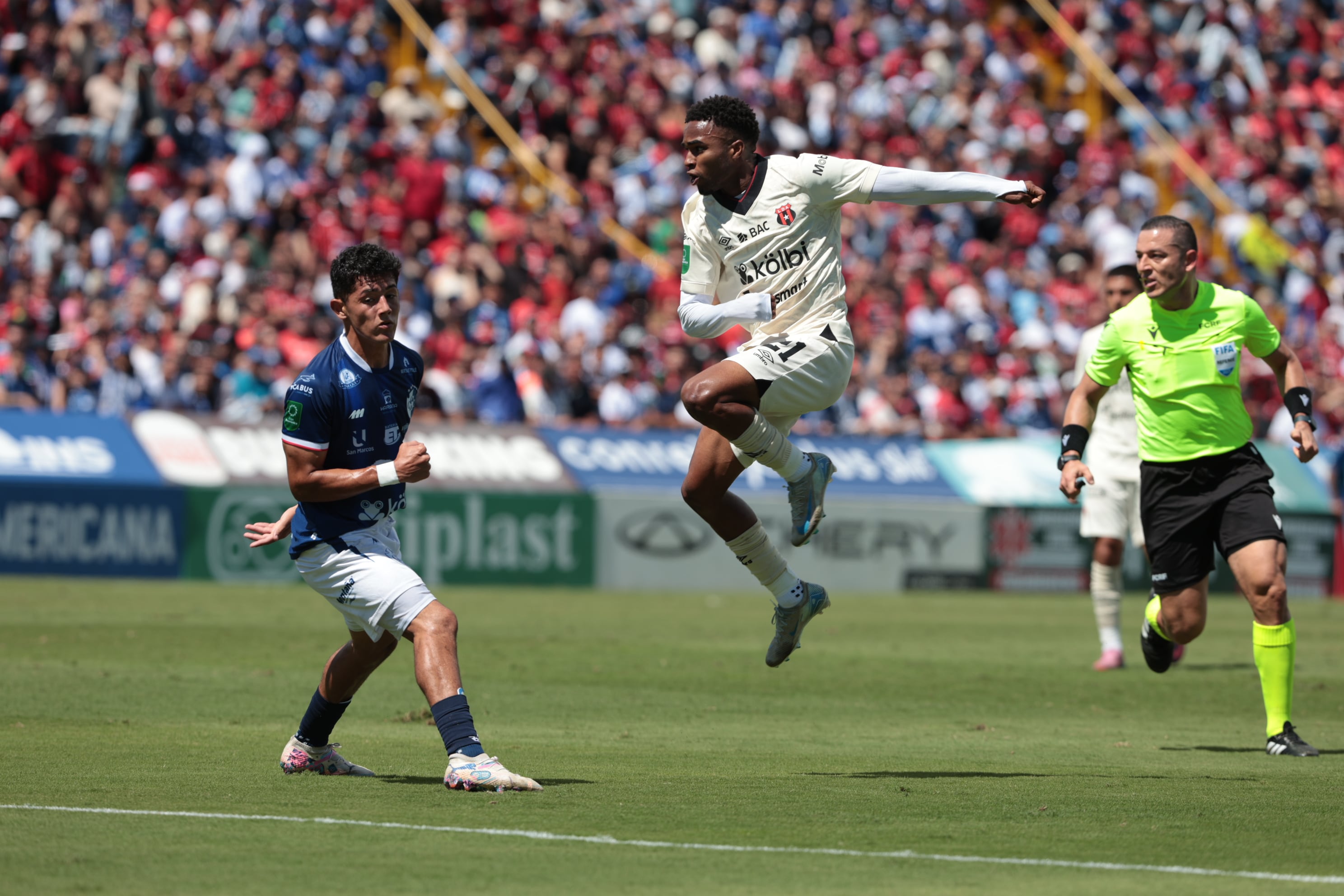 30/11/2025/ Juego entre Club Sport Cartagines vs Liga Deportiva Alajuelense por la fecha 17 del torneo apertura de l Liga Promerica en el estadio Fello Meza / foto John Durán