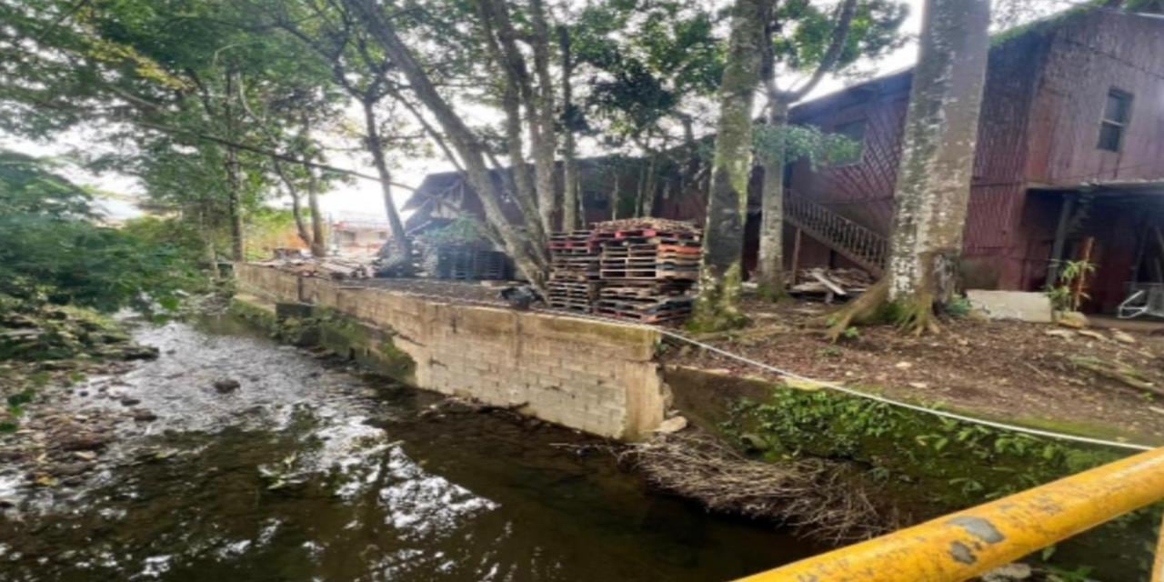 Ordenan eliminar construcción por invadir quebrada en Montes de Oca.