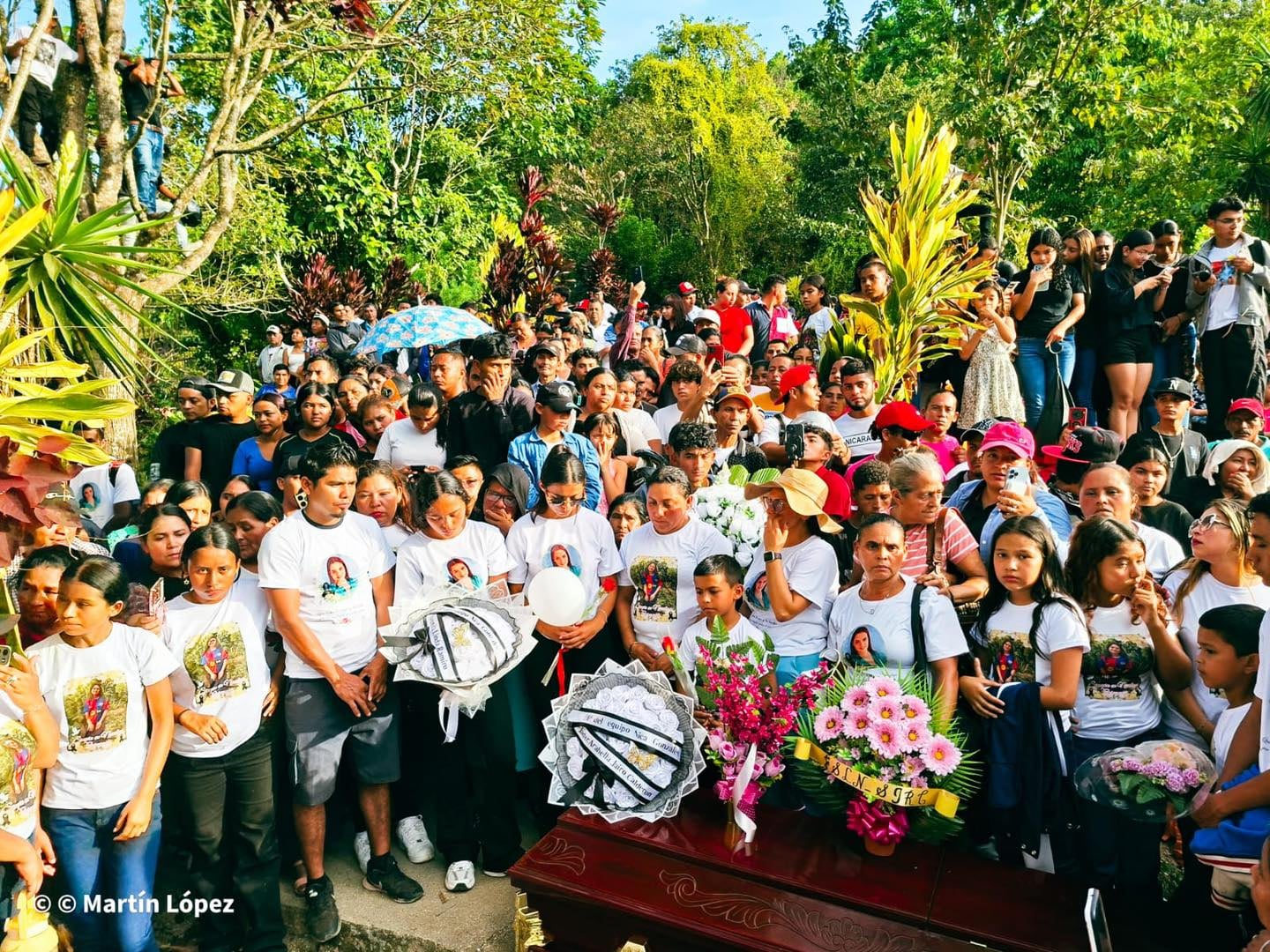 ‘El pueblo se levantó’, dice padre de Junieysis Merlo. Cientos despiden en Nicaragua a la joven madre asesinada en Costa Rica y piden justicia