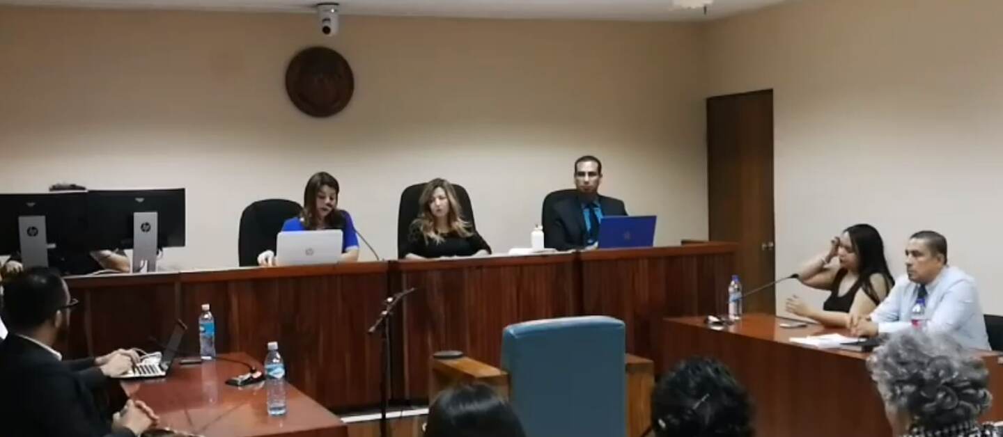 La sentencia la dictó el Tribunal de Juicio de Flagrancia de Liberia, en una sala donde había familiares y allegados de Mariana Leiva Fernández. Foto: Captura de pantalla de la transmisión de Radio Pampa