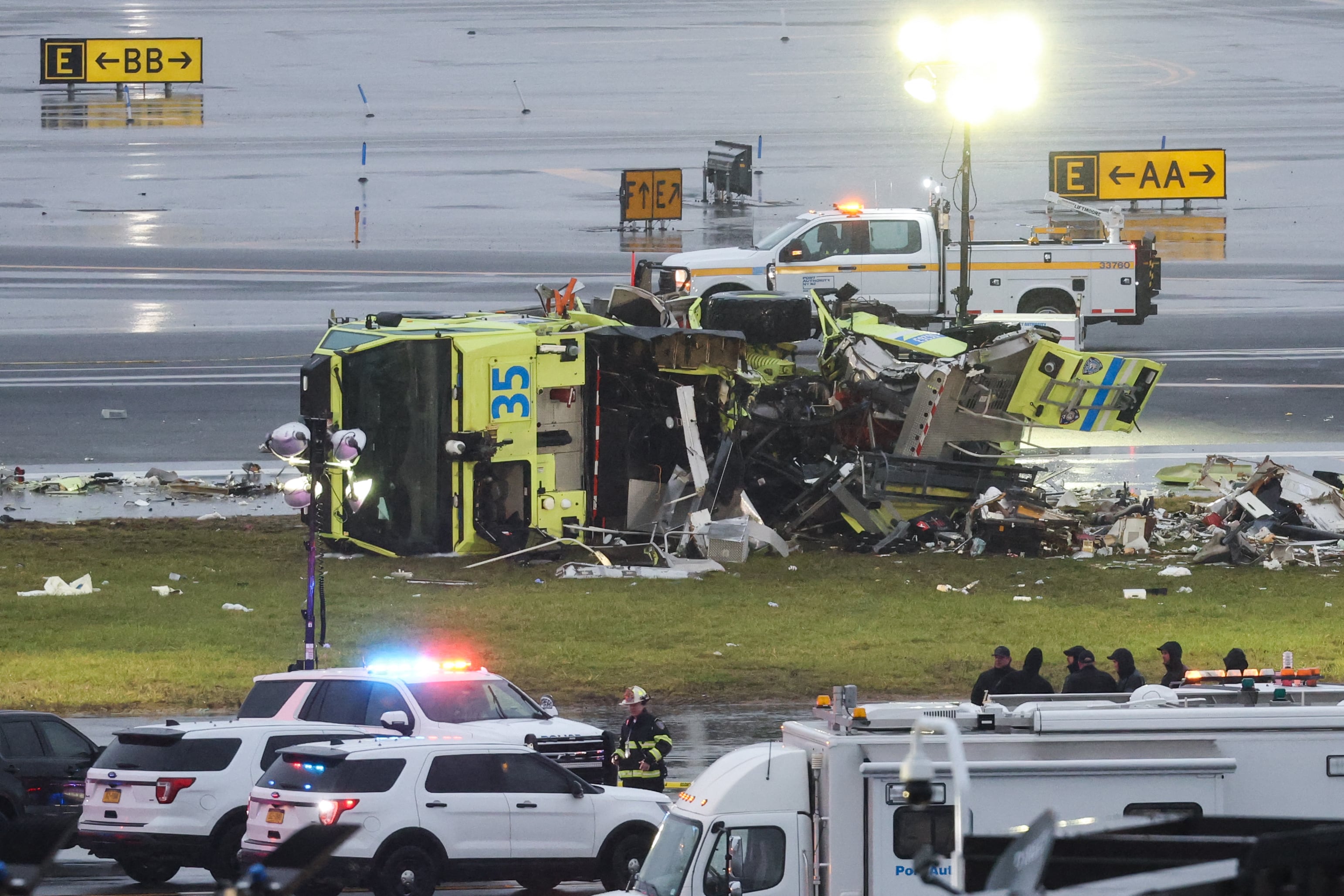 Un camión de bomberos de la Autoridad Portuaria, con daños visibles, permanece cerca de la pista tras colisionar con un avión Air Canada Express CRJ-900 en el aeropuerto LaGuardia, en Nueva York, el 23 de marzo de 2026. (Foto: TIMOTHY A. CLARY / AFP)