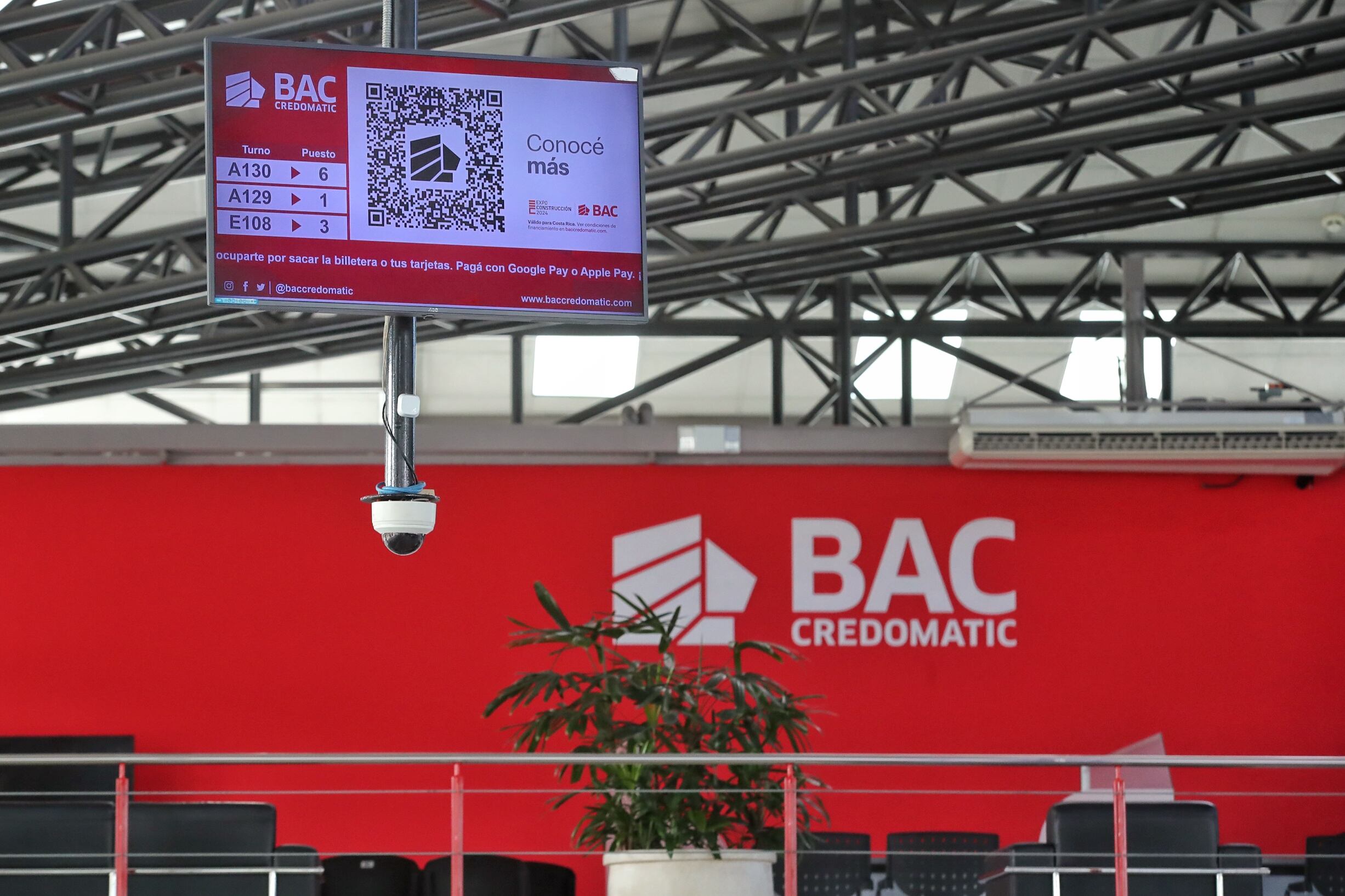 13/02/2024/ recorrido por bancos. Diferentes ángulos de sus fachadas / en la imagen BAC San José de la rotonda de la bandera, imágenes de la sucursal, instalaciones y cajeros / Foto John Durán