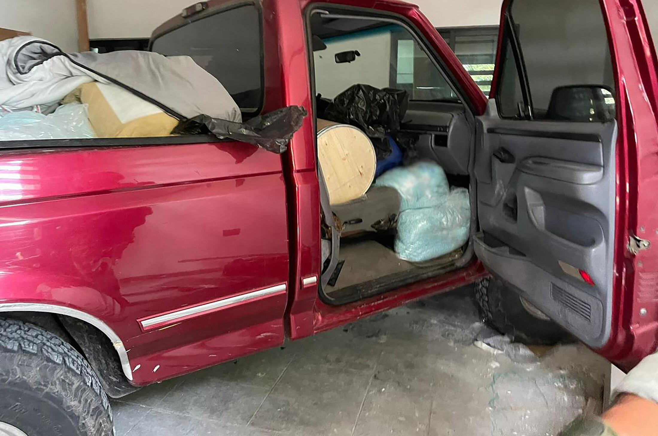 Camión rojo decomisado con supuestas pastillas de fentanilo en su interior, en un lugar no revelado de Sinaloa, México, como parte de un histórico operativo de incautación realizado por la Marina de México.