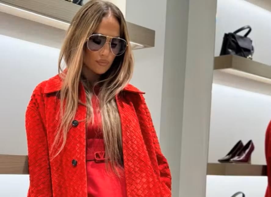 Durante su gira por Turquía, Jennifer Lopez fue rechazada en una tienda de Chanel. Aun así, continuó sus compras en otras boutiques.