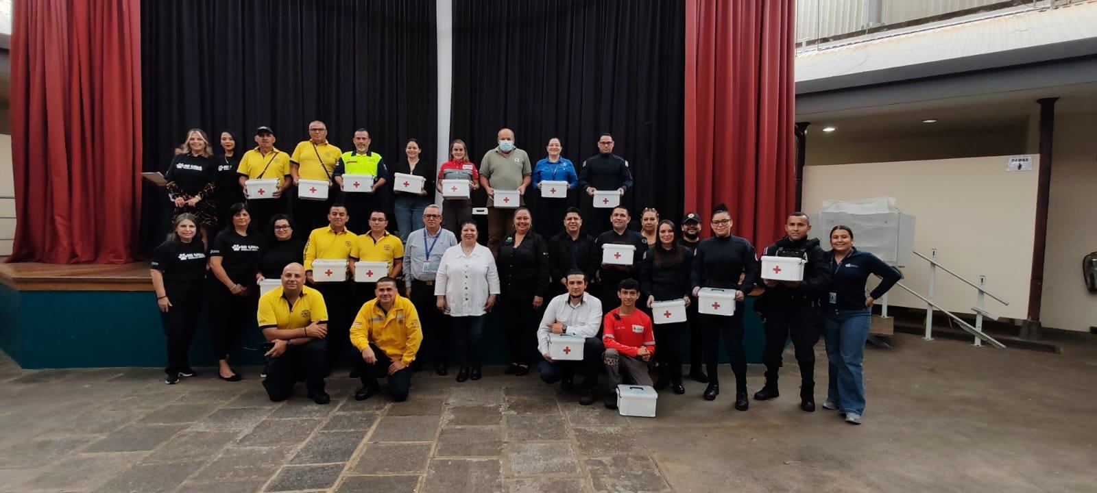 En la imagen los graduados del curso junto con algunos de sus instructores.