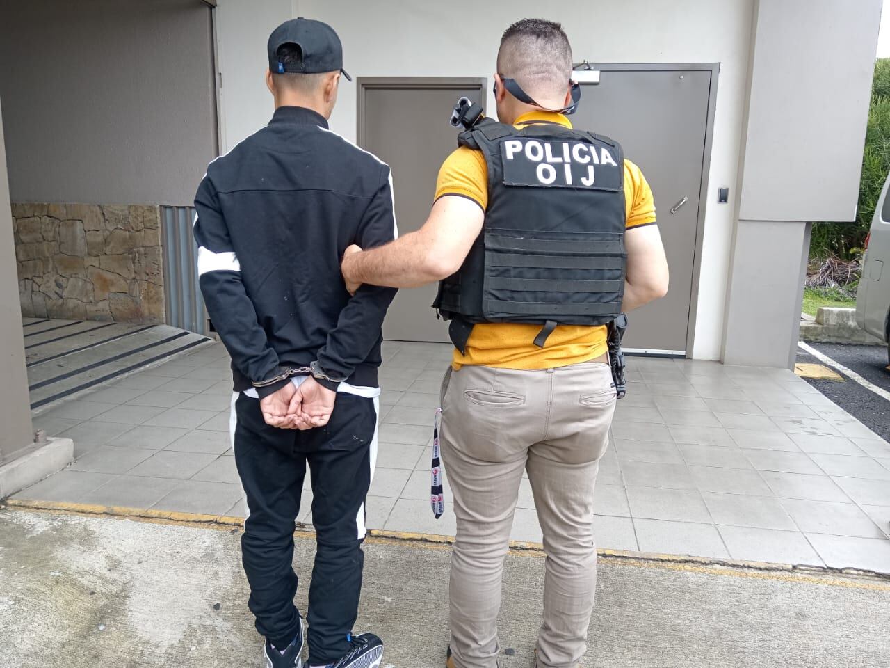 Un joven de 18 años fue detenido por agentes del OIJ de Cartago como sospechoso de asesinar a un sujeto conocido como Pollo, el hecho ocurrió el 5 de junio 2024 cerca del colegio de Llanos de Santa Lucía.