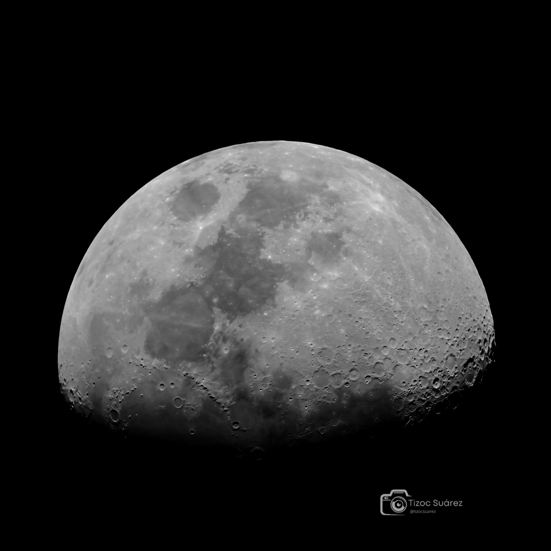 Este 7 de febrero, la luna estará en fase de cuarto creciente cuando será más fácil advertir sus cráteres y relieves. Fotografía: Tizoc Suárez Martínez.