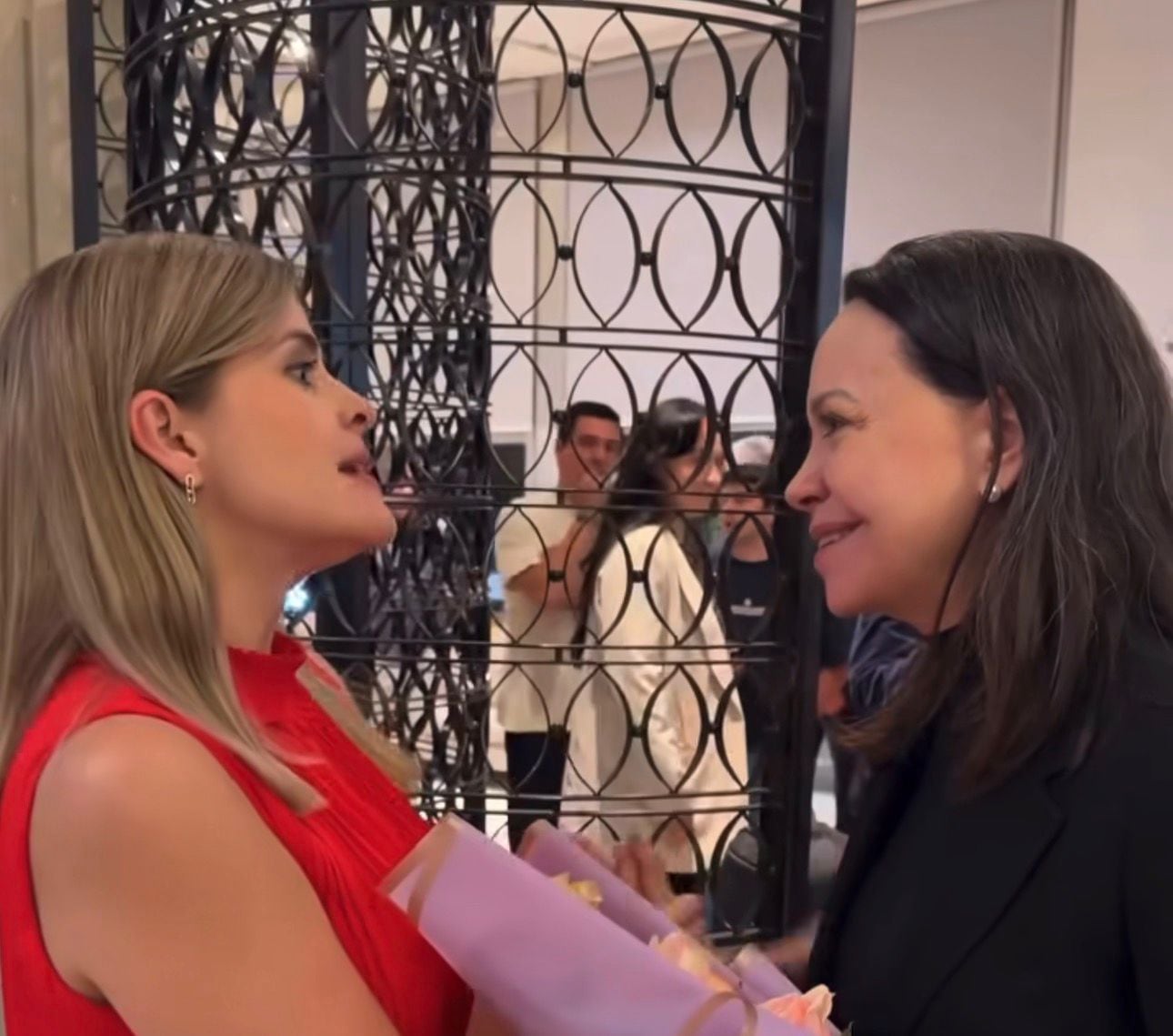 La presidente electa Laura Fernández la líder opositora venezolana María Corina protagonizan encuentro en Chile. Créditos Casa Presidencial.