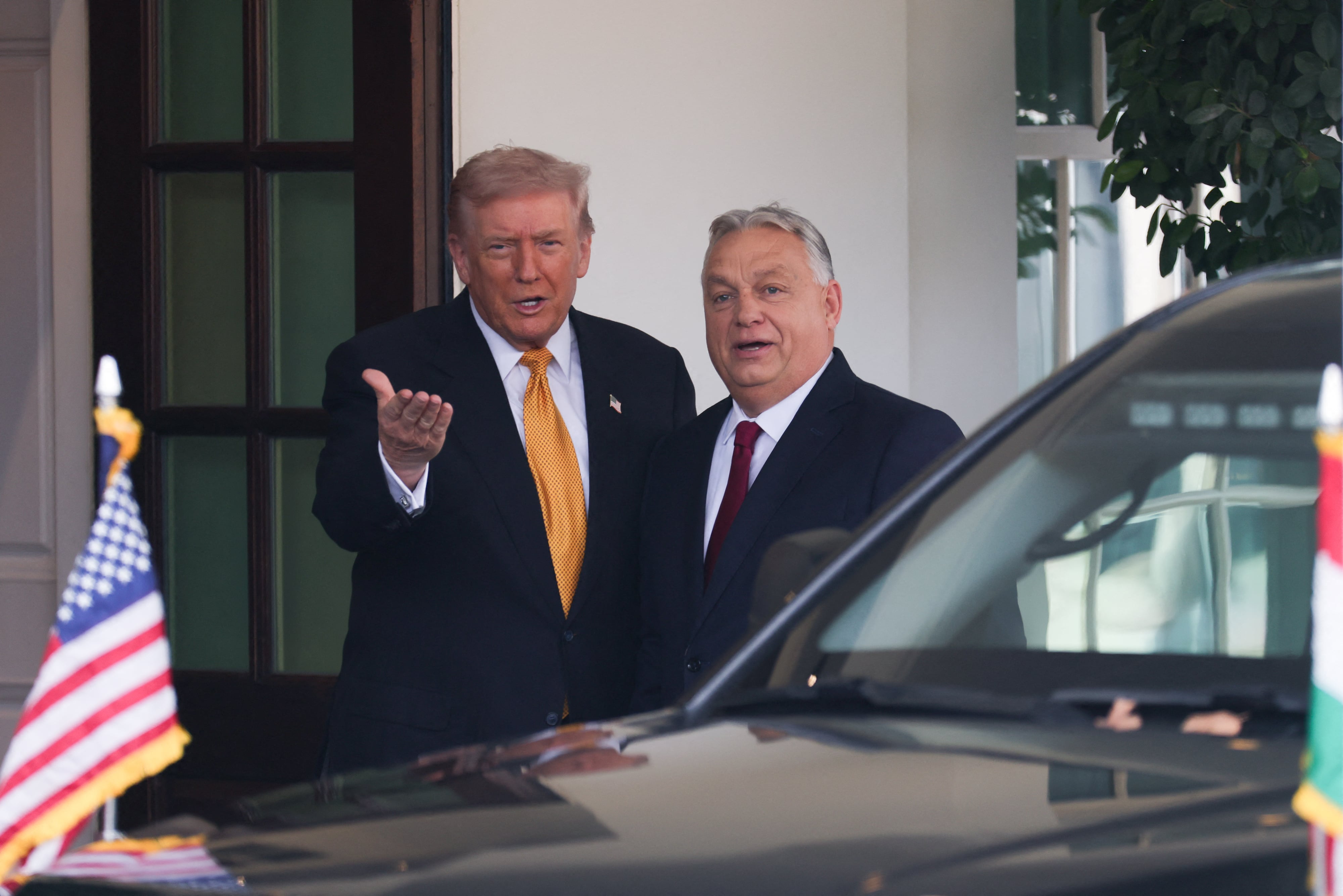 El presidente de Estados Unidos, Donald Trump, saluda al primer ministro de Hungría, Viktor Orbán, en la Casa Blanca en Washington D. C., en noviembre de 2025.