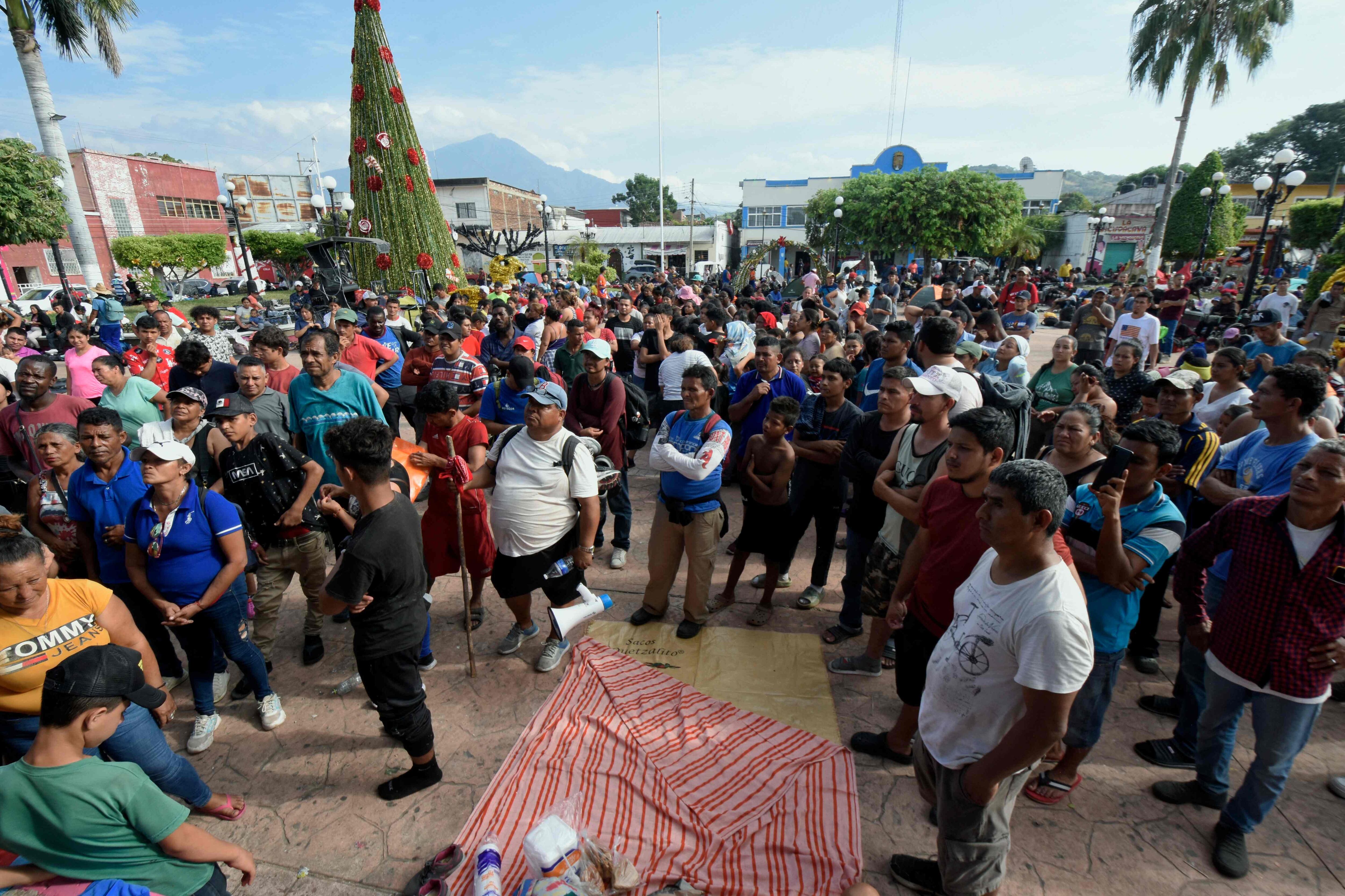 Migrantes toman un descanso durante la caravana hacia la frontera con Estados Unidos en Mapastepec, estado de Chiapas, México, en el recorrido de este 27 de diciembre de 2023.