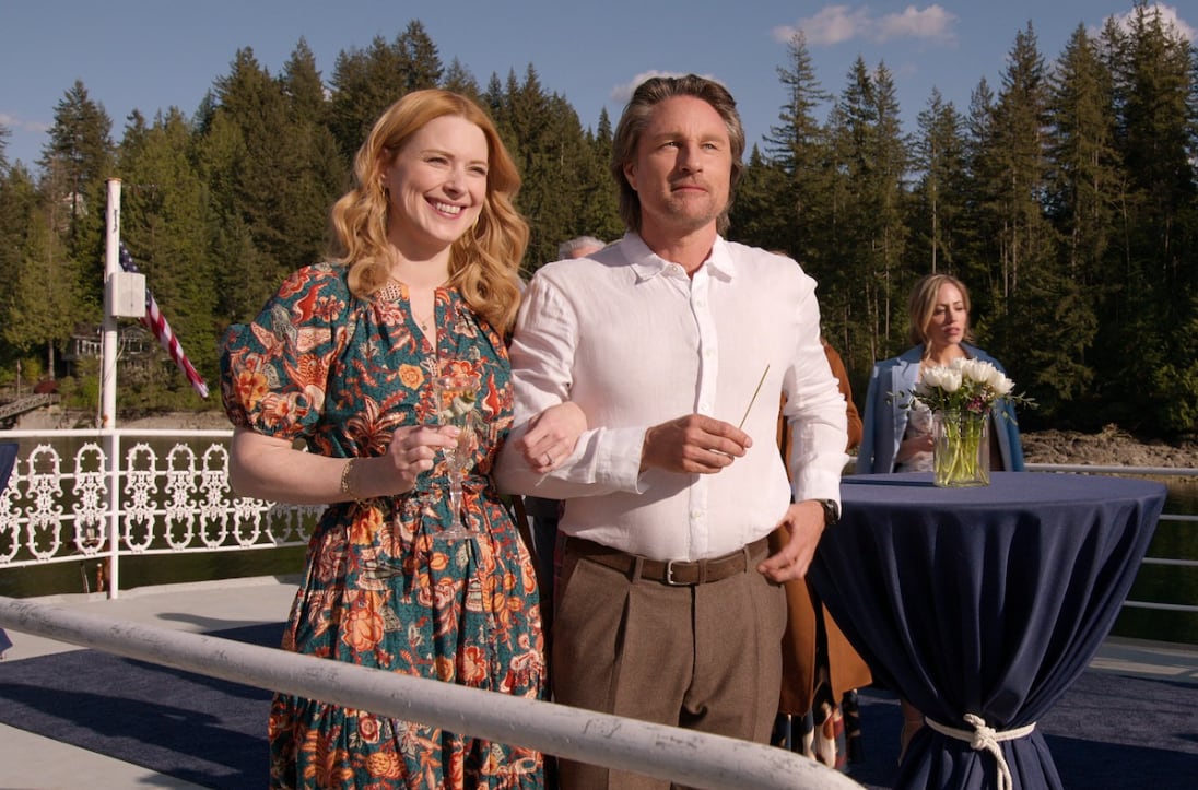 Mel Monroe y Jack Sheridan en un evento al aire libre rodeados de naturaleza, escena de la sexta temporada de 'Un lugar para soñar'.