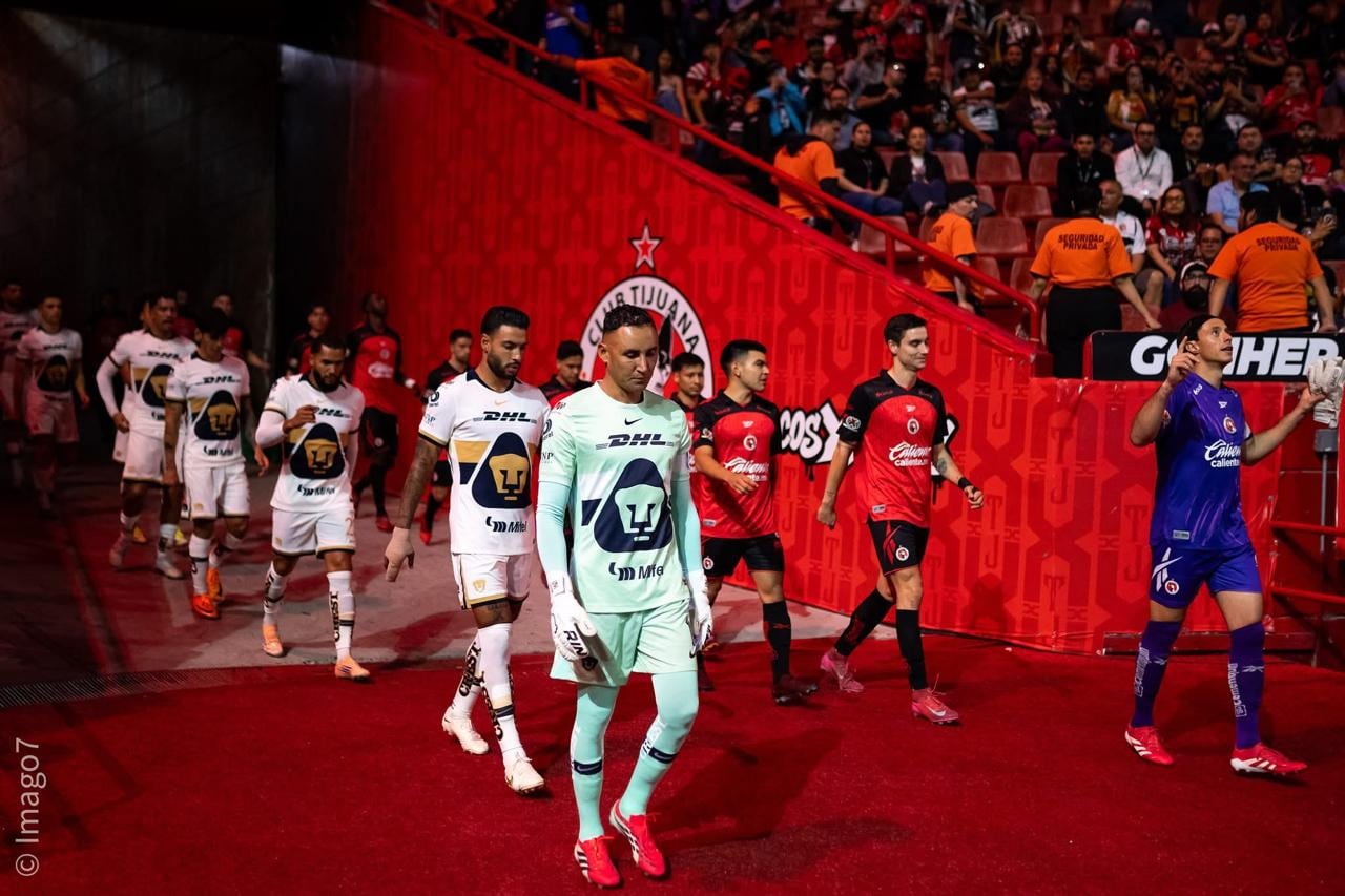 Keylor Navas, capitán del equipo, encabeza la salida de Pumas para el partido ante Tijuana por la Liga MX.