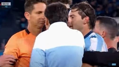 El árbitro Nicolás Lamolina, encarado por el entrenador de Racing Gustavo Costas.