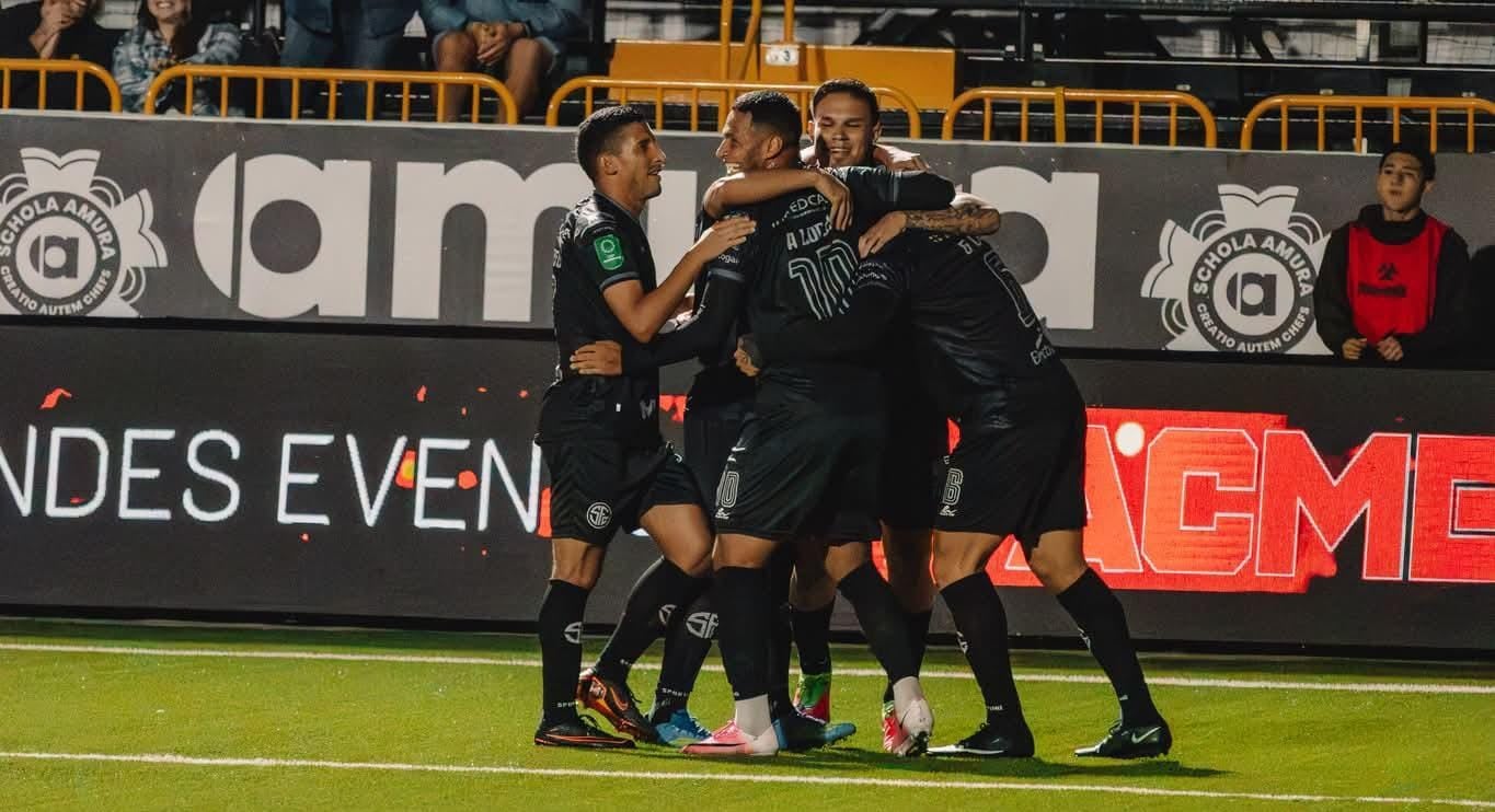 Los futbolistas de Sporting celebrando el gol de Gabriel Leiva contra Inter San Carlos.