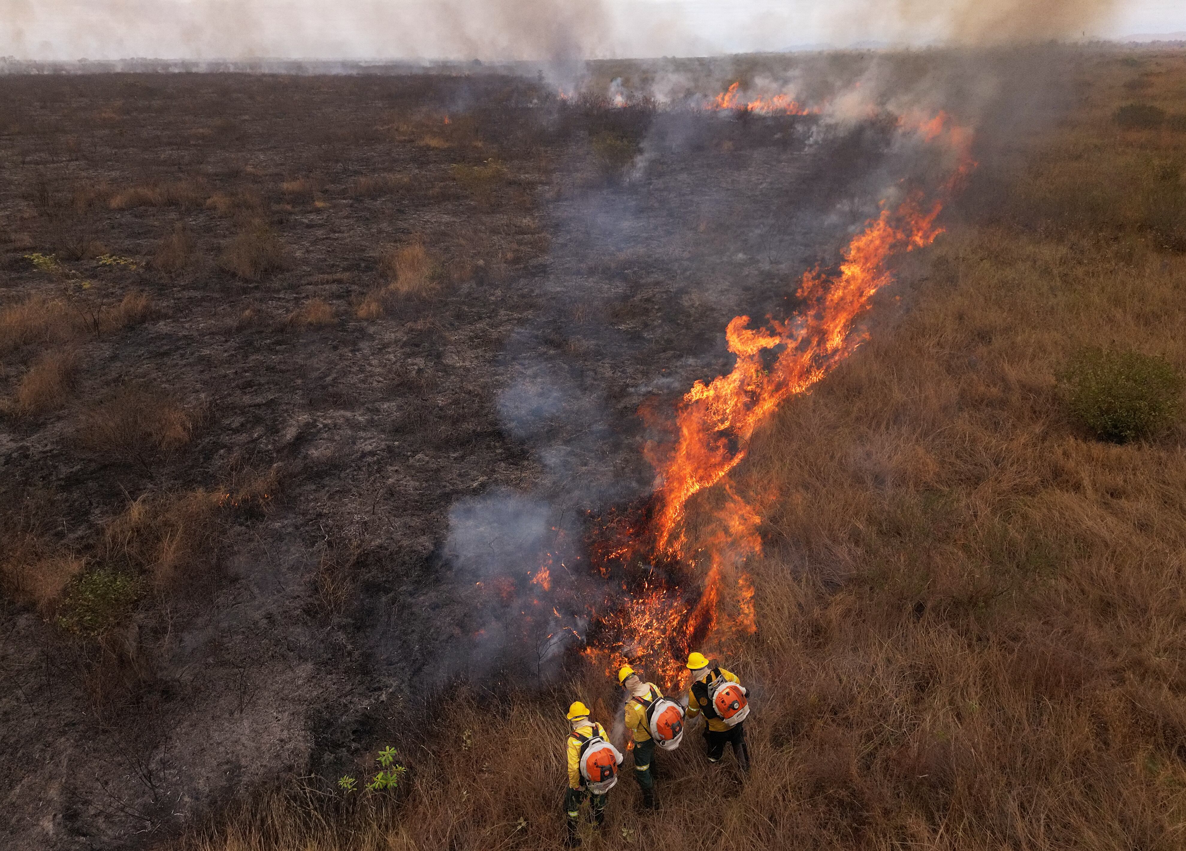 Brasil enfrenta más de 200 incendios forestales, con 108 en combate y 106 sin atención.
