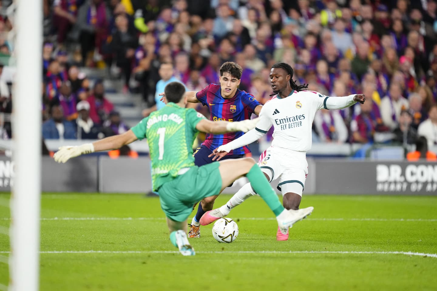 El arquero del Barcelona Joan García se alista a intervenir ante un ataque del Real Madrid en el clásico español del pasado 25 de octubre.