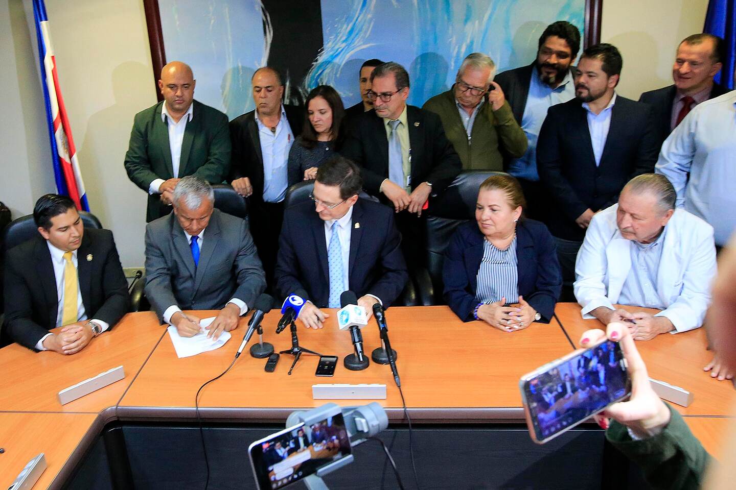 12/08/2019 Caja Costarricense de Seguro Social. Reunión entre sindicatos y autoridades de la CCSS sobre huelga en el sector salud. Estuvieron presentes como representantes del gobierno, los ministros de la Presidencia y Trabajo: Victor Morales Mora y Steven Núnez, respectivamente, así como el presidente de la Caja, Román Macaya. También, entre otros, Lenin Hernández, secretario general del Sindicato Nacional de Enfermería A las 6:00 p,m. Se anunció acuerdo para deponer la huelga. Foto: Rafael Pacheco