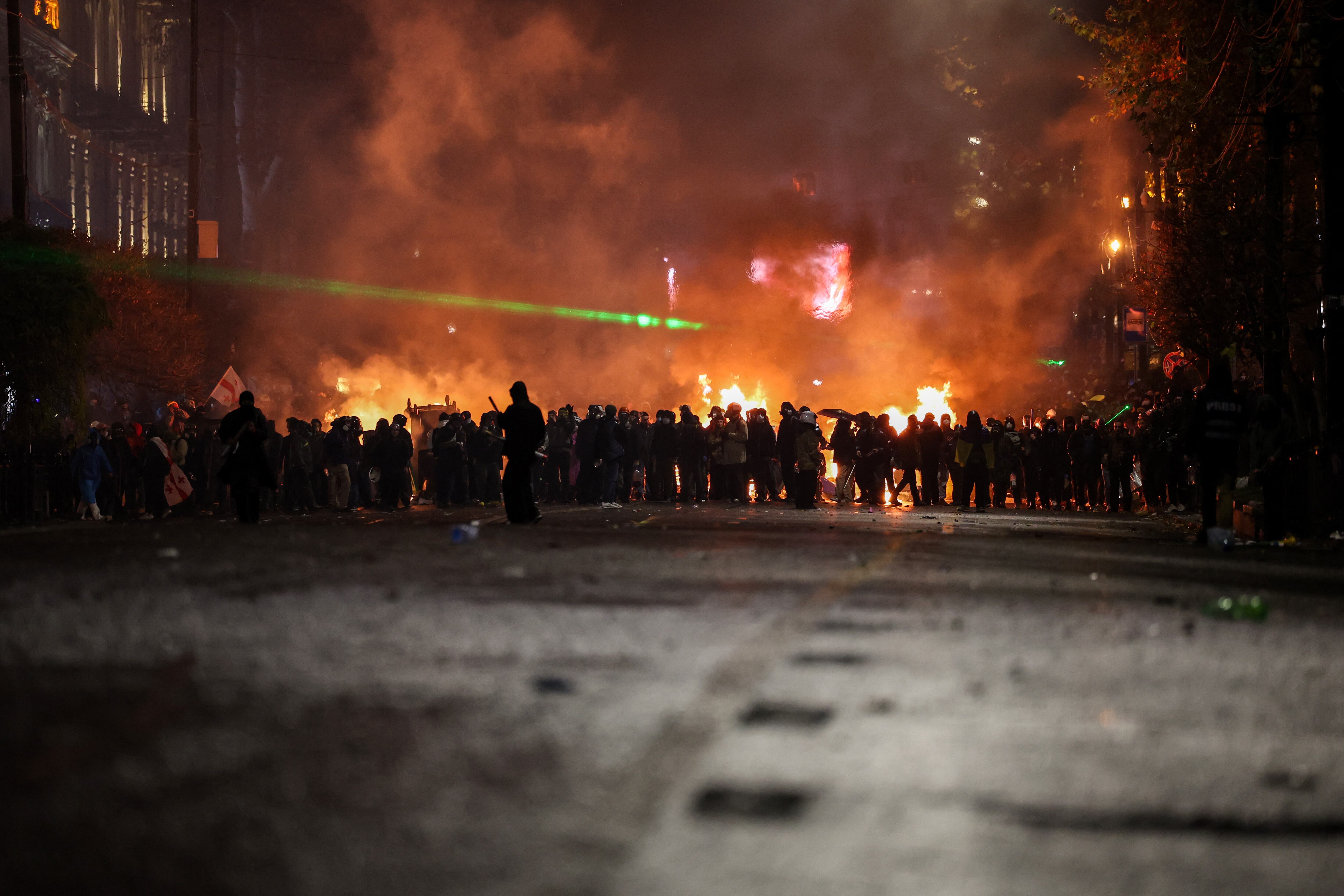 Manifestantes enfrentándose a la policía en Tbilisi, Georgia, durante protestas a favor de la adhesión a la UE el 2 de diciembre de 2024.