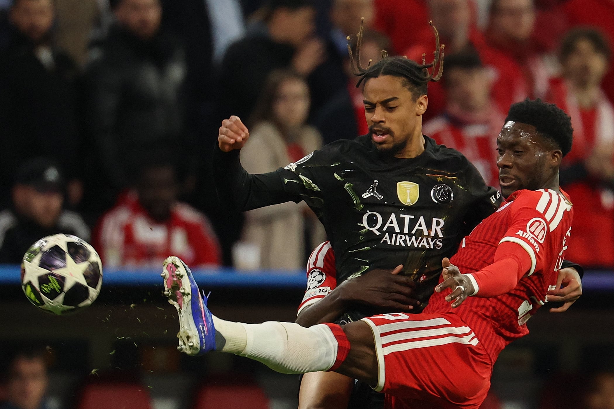 Bradley Barcona, delantero del Paris Saint-Germain's, disputa el balón con el canadiense Alphonso Davies, del Bayern Múnich.
