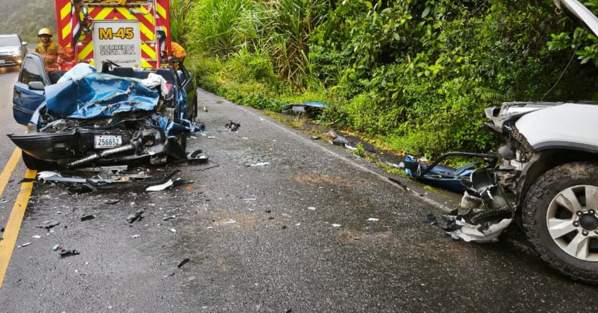 Un sedán azul y un vehículo 4X4 quedaron despedazados.