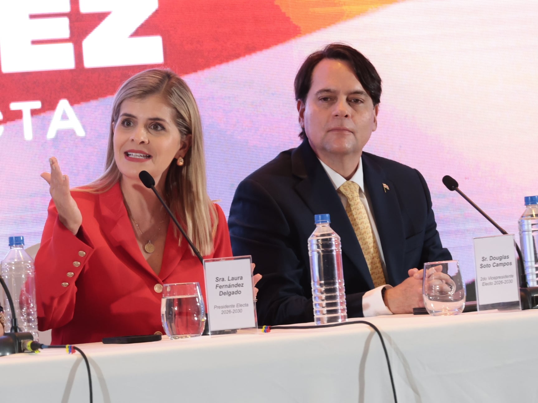 02/02/2026/ La presidente electa Laura Fernández brinda su primera conferencia de prensa junto a su esquivo de gobierno el vicepresidente electo Francisco Gamboa y el 2do vicepresidente electo Douglas Soto en el Holiday Inn AUROLA / Foto John Durán
